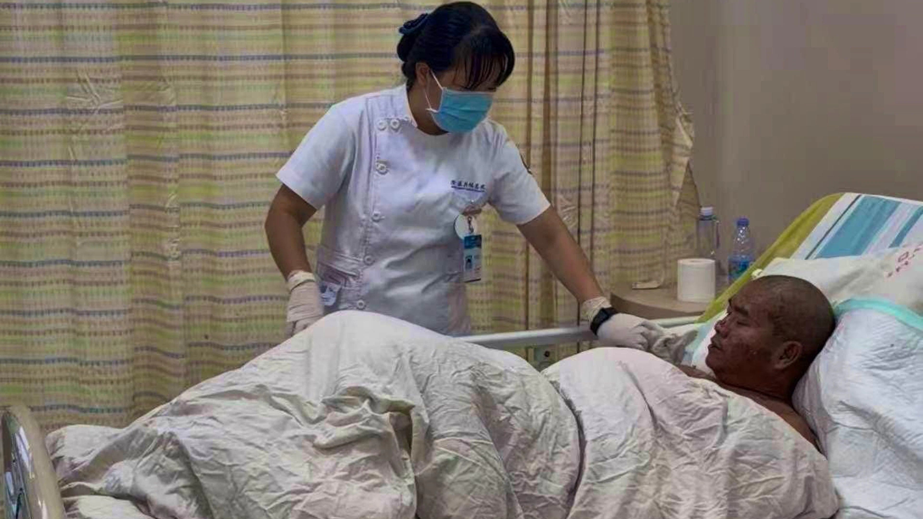Qin Jianping in ospedale dopo il salvataggio.