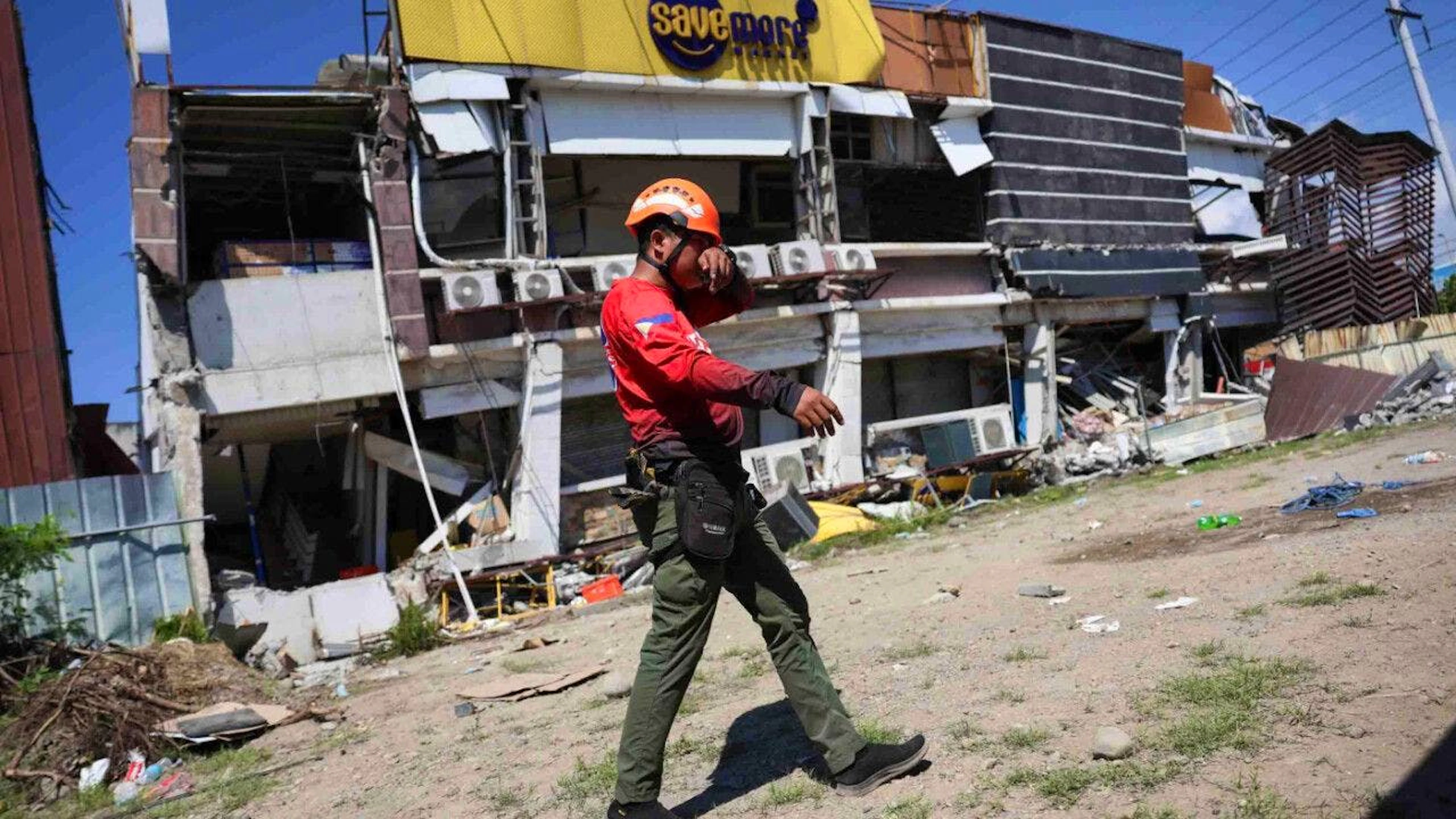 dpatopbilder – Ein Retter geht an einem beschädigten Gebäude nach einem Erdbeben vorbei. Foto: Basilio Sepe/AP/dpa