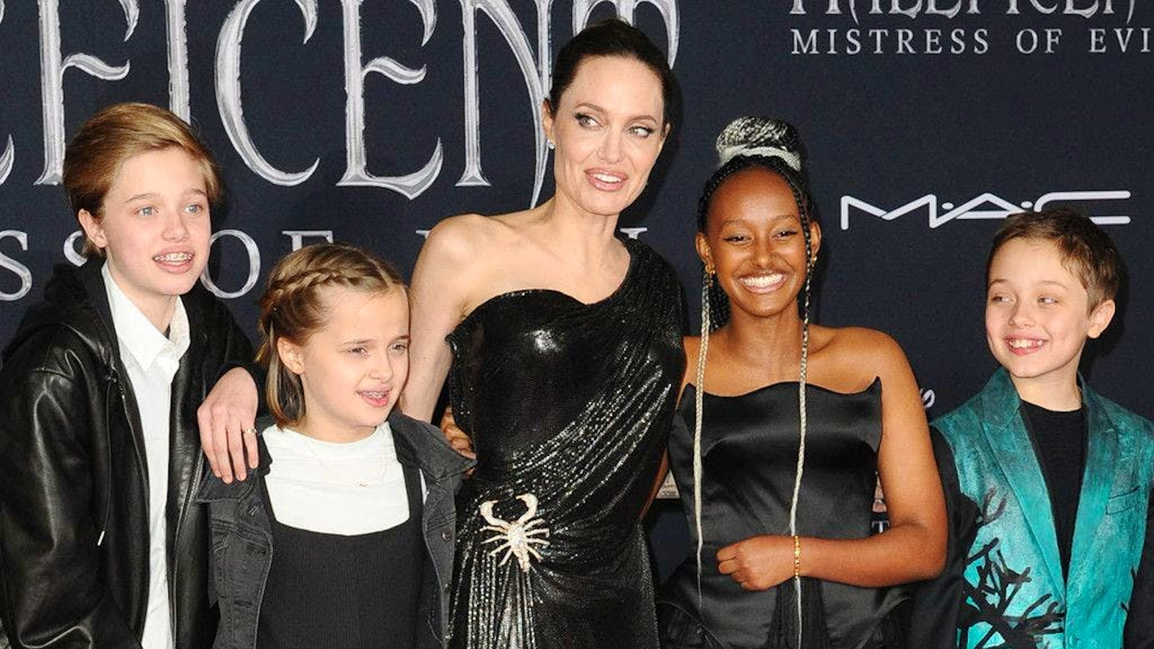 Zahara Jolie-Pitt (2e depuis la droite) n'utilise déjà plus le nom de son père sur ses documents.