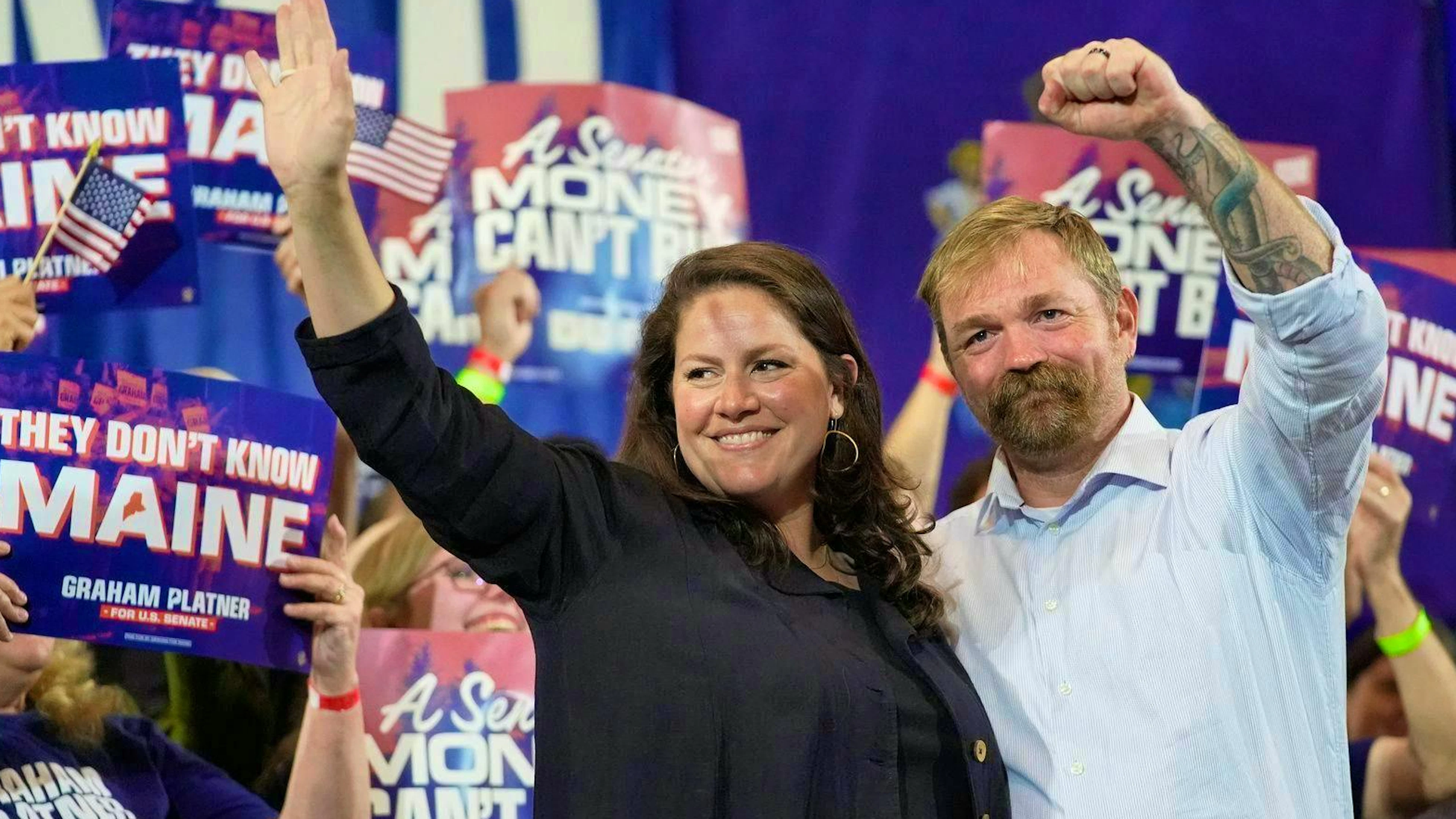 Graham Platner e sua moglie Amy Gertner festeggiano la vittoria alle primarie democratiche il 9 giugno a Blue Hill, nel Maine.