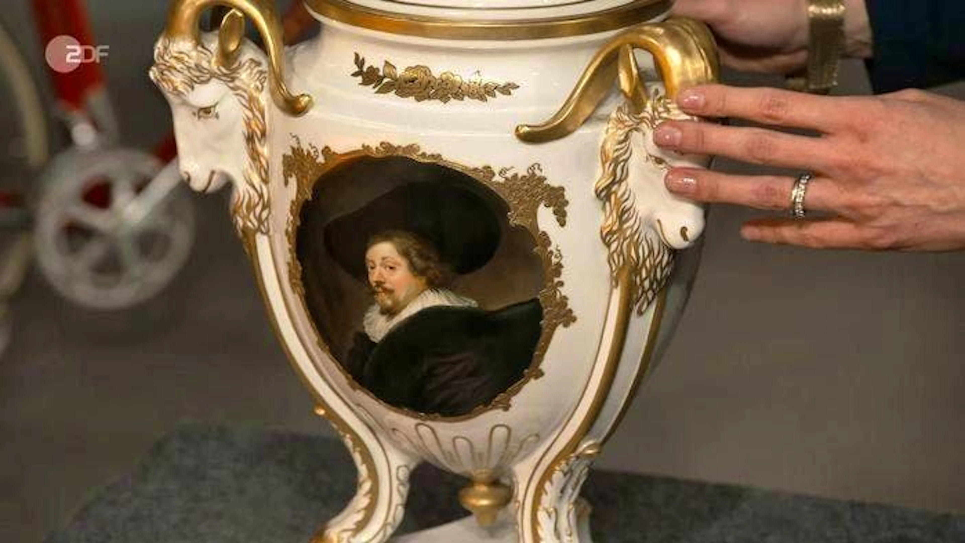A Rosenthal corner vase from 1910 also went under the hammer.