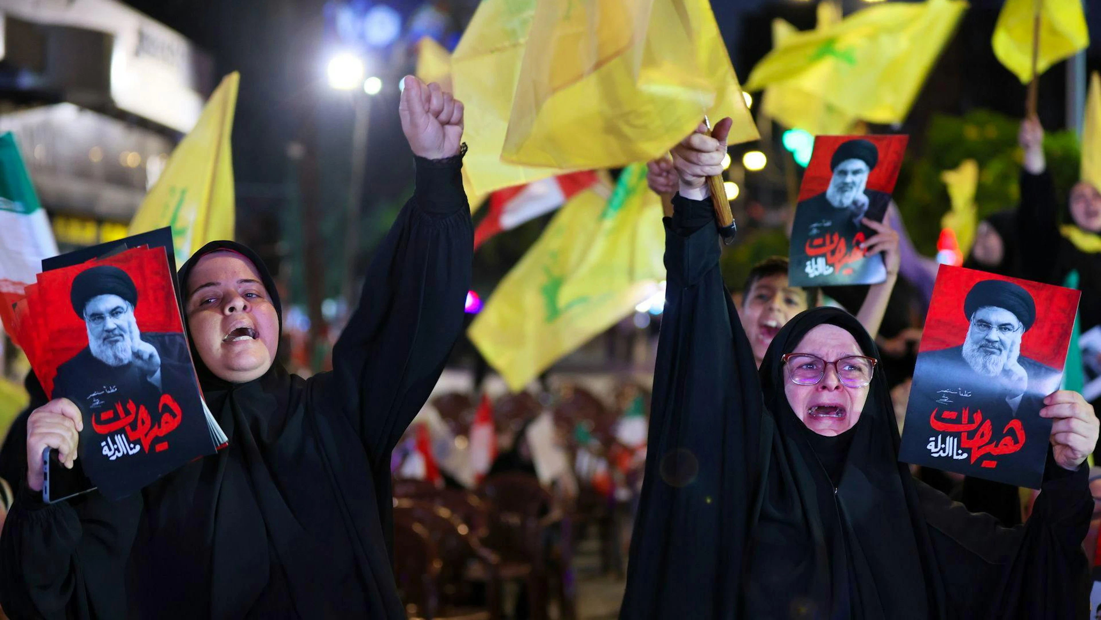 Des partisans du Hezbollah brandissent des photos du défunt chef du Hezbollah, Hassan Nasrallah, tout en scandant des slogans lors d'une cérémonie dans la banlieue sud de Beyrouth, au Liban, le 10 juin 2026. Les partisans du Hezbollah se sont rassemblés à cette cérémonie pour manifester leur soutien au parti et à l'Iran dans un contexte de tensions avec Israël et les États-Unis, sous le slogan « Notre terrain et notre ennemi ne font qu'un ».