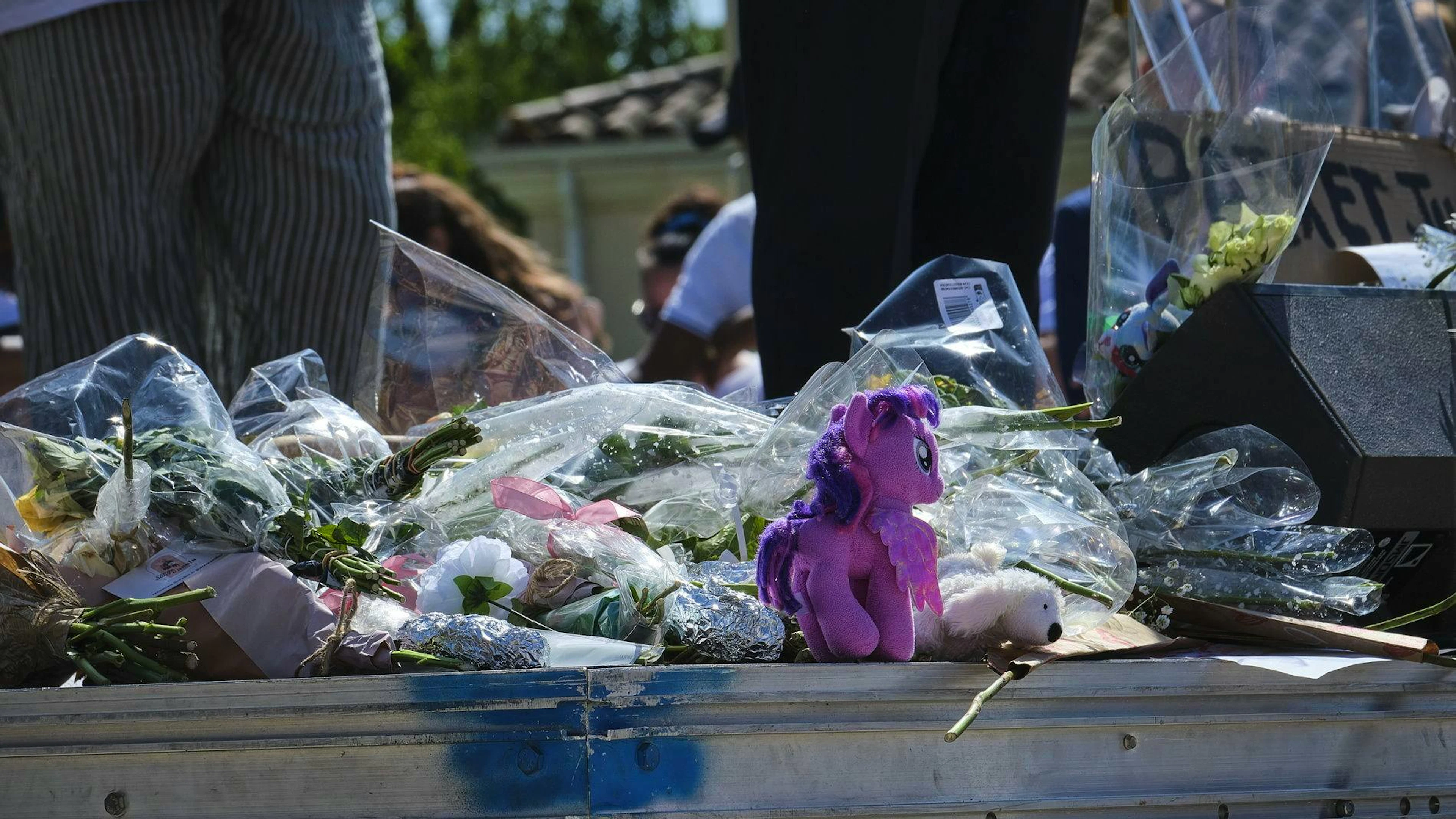 Des fleurs, des peluches et des objets en hommage sont déposés sur la scène lors d'un rassemblement public à la mémoire de Lyhanna à Fleurance, dans le département du Gers, en France, le 7 juin 2026. Le cortège rassemble des habitants, des familles, des proches et des sympathisants qui portent des fleurs blanches, des bougies ou des pancartes pour rendre un hommage collectif et silencieux à la jeune fille assassinée. EPA/GUILLAUME PINON