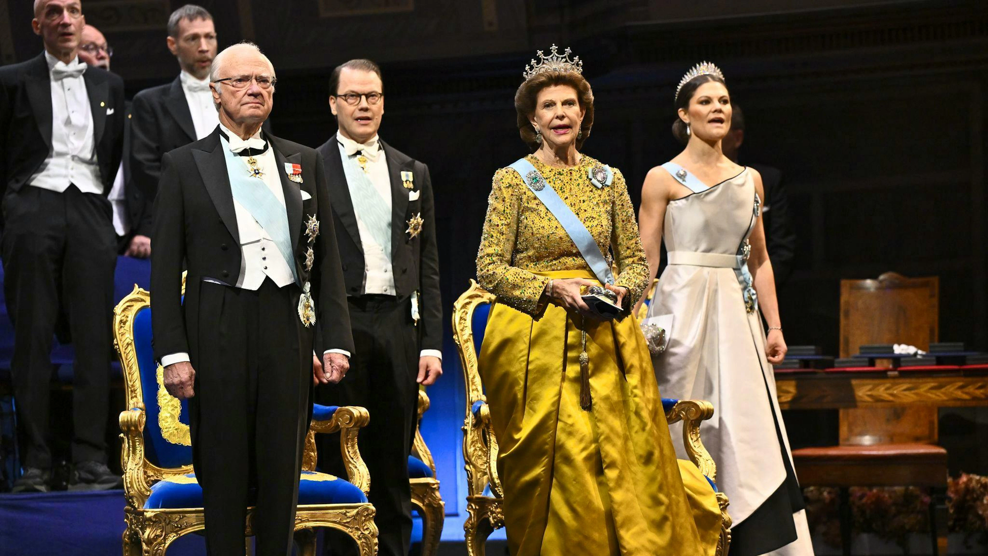 Kronprinzessin Victoria (rechts) besucht gemeinsam mit ihren Eltern König Carl XVI. Gustaf (links) und Königin Silvia die Nobelpreisverleihung 2025. (Archivbild)