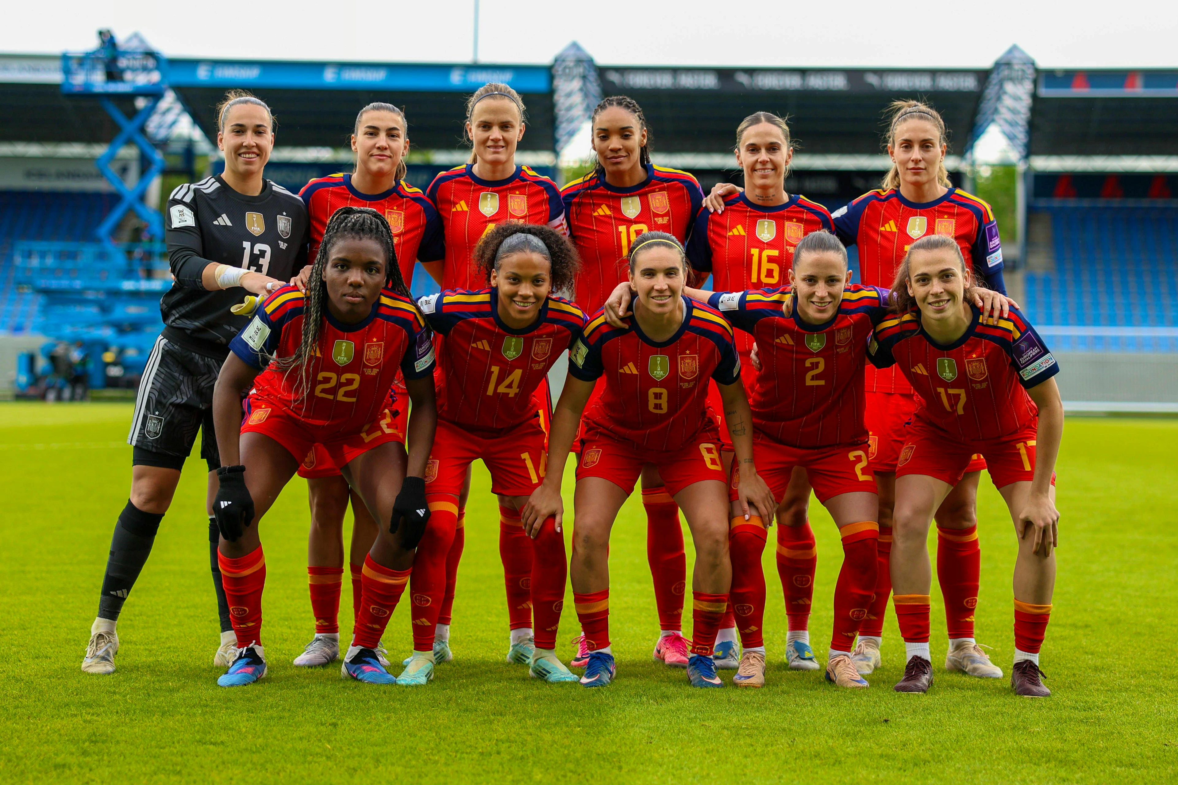 Spanien: Die amtierenden Weltmeisterinnen stehen vor den letzten beiden Gruppenspielen mit dem Rücken zur Wand. Doch dann fegen sie erst Europameister England mit 4:0 vom Platz, gefolgt von einem 6:1-Auswärtssieg gegen Island. Spanien gewinnt die Gruppe letztlich vor den punktgleichen Engländerinnen und fährt zur WM.