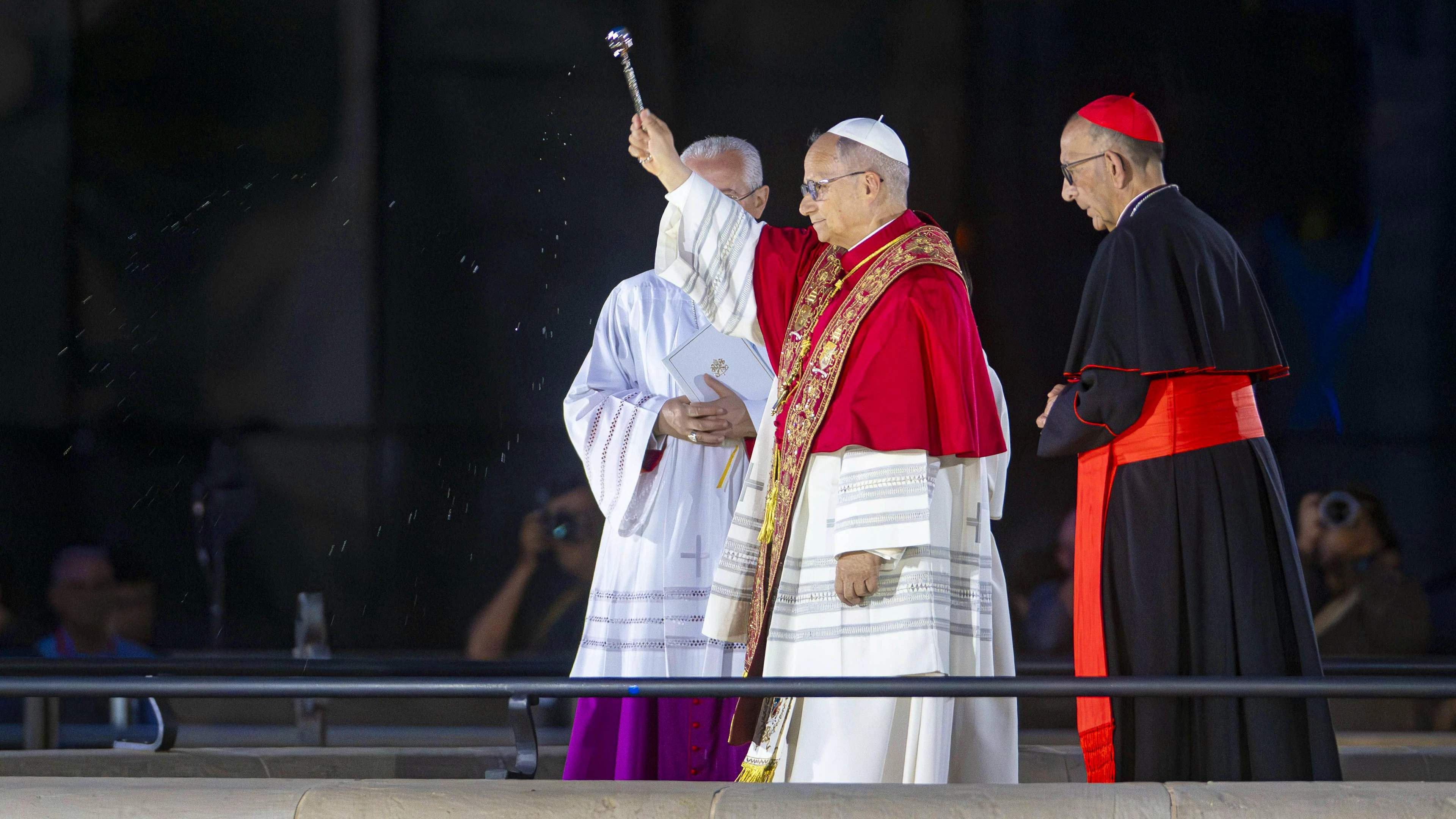 A l'issue de son office, le Saint-Père a béni la tour de Jésus Christ, achevée en février et culminant à 172,5 mètres, faisant officiellement de la basilique toujours inachevée la plus haute église du monde.