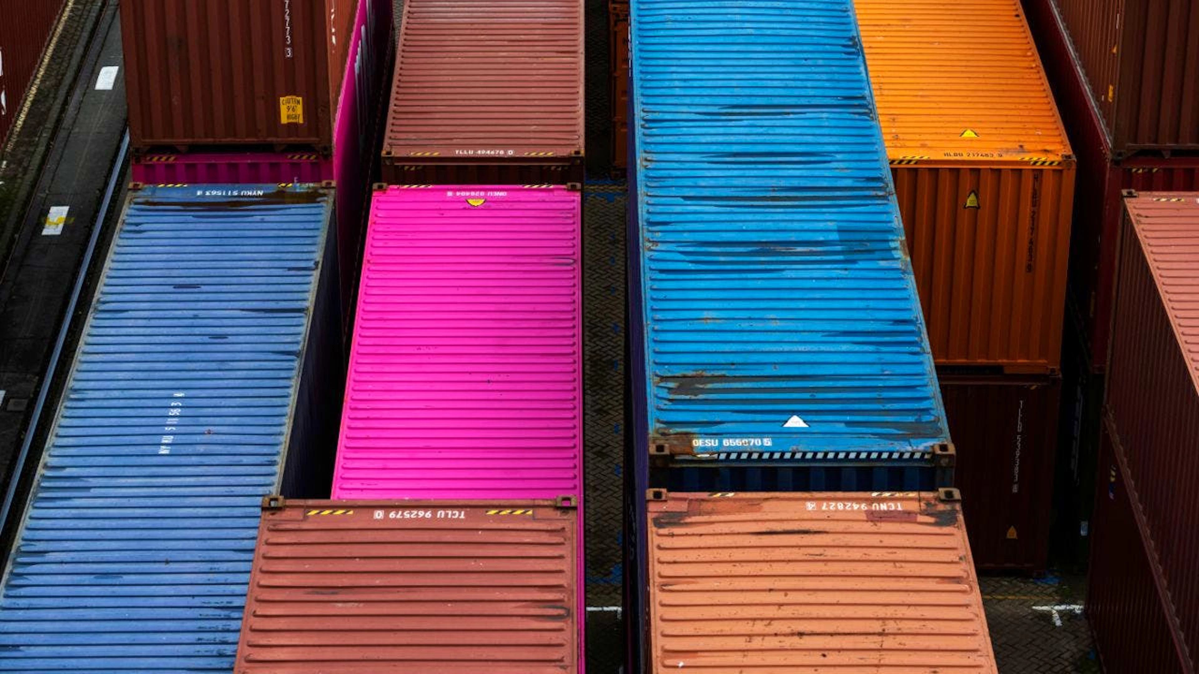 I container vengono caricati nel terminal di trasbordo di Swissterminal dall'acqua alla ferrovia e ai camion nei porti renani svizzeri a Basilea-Kleinhüningen (foto d'archivio)