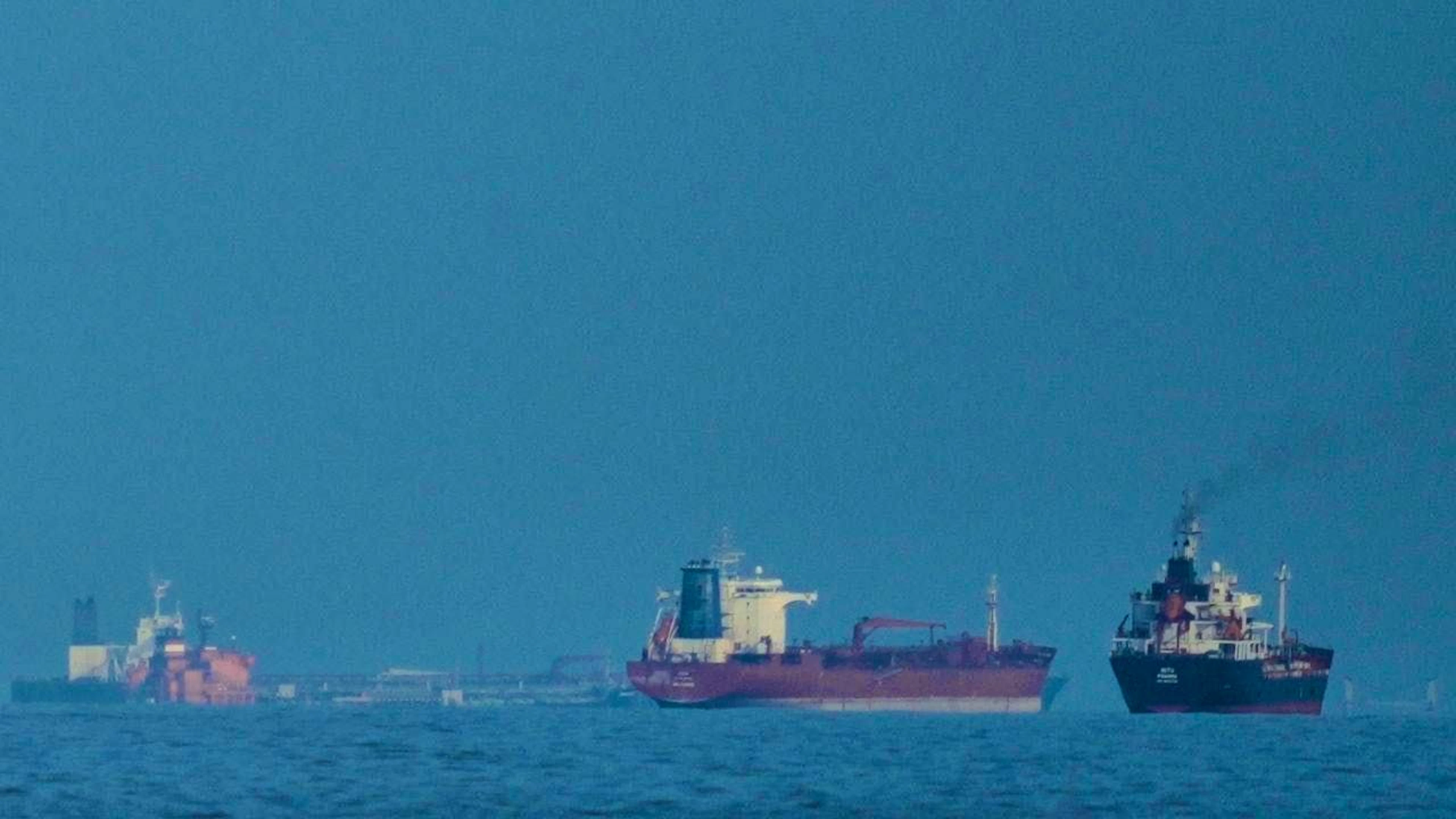 ARCHIVE - Oil tankers and cargo ships line up in the Strait of Hormuz. Photo: Altaf Qadri/AP/dpa