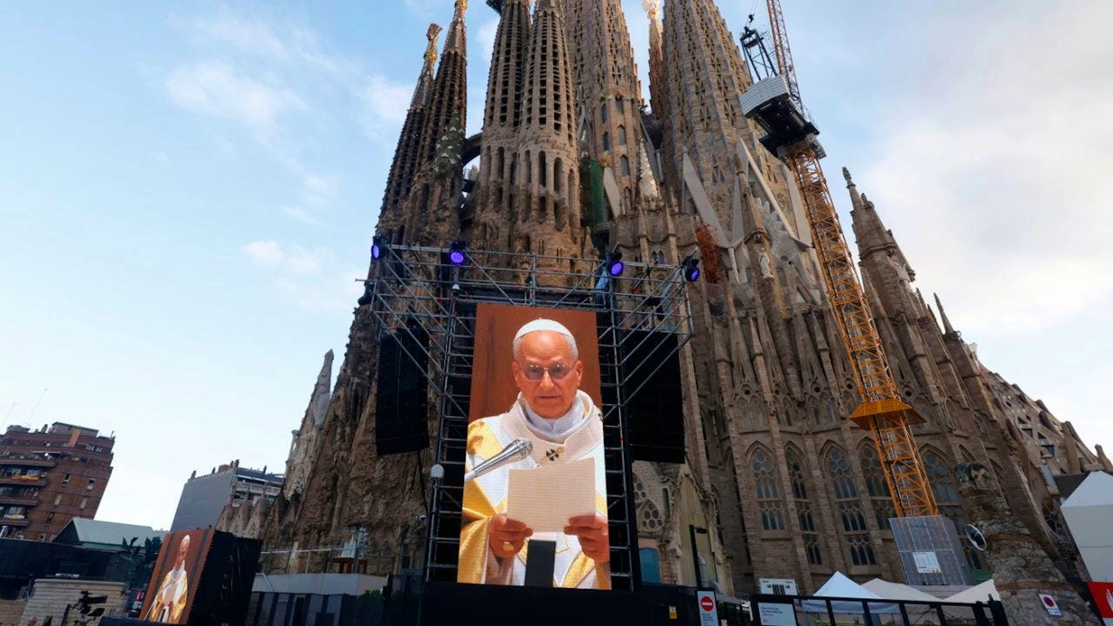 Il Papa è a Barcellona per inaugurare la Torre di Gesù della Sagrada Familia.