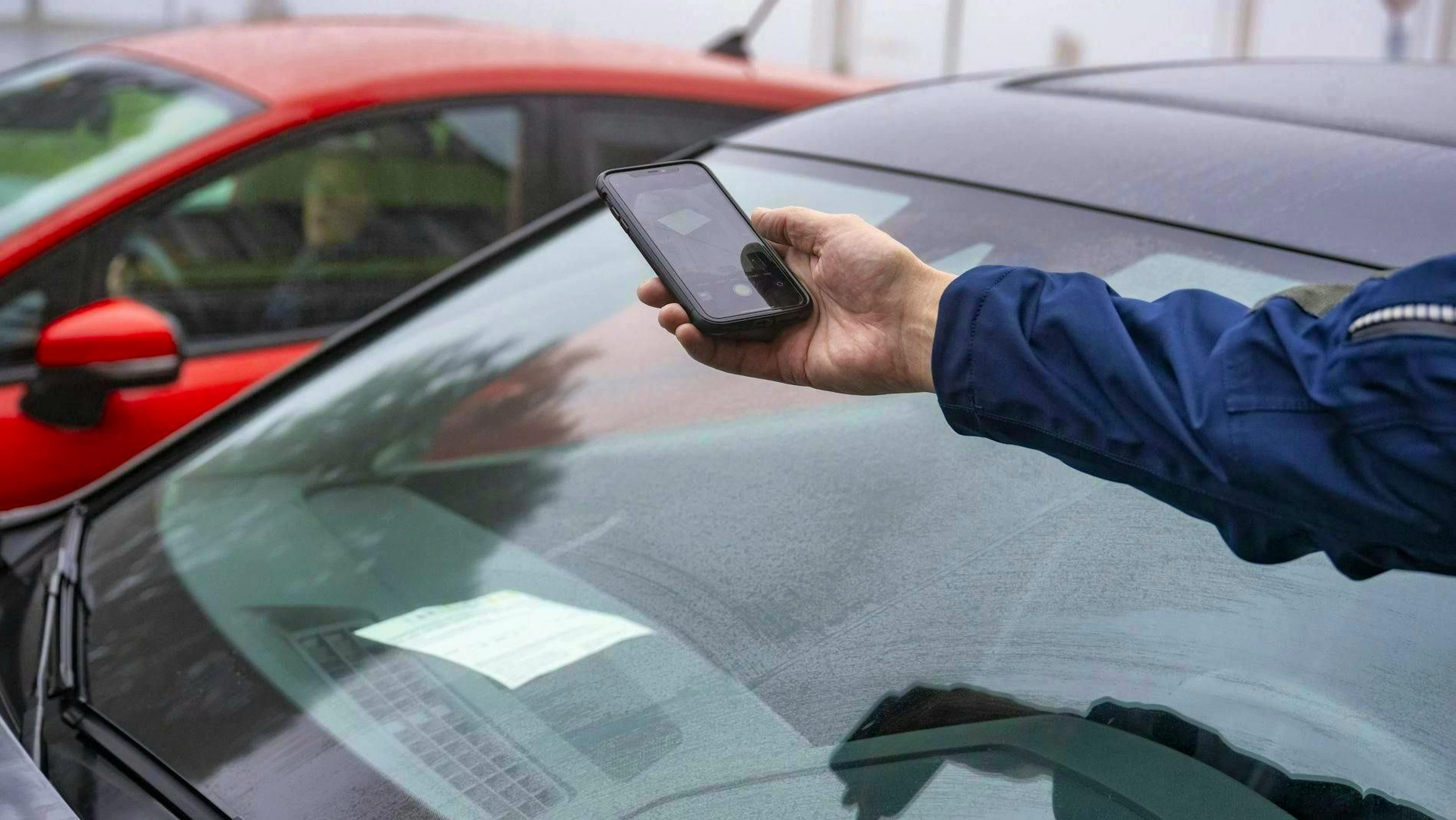 Un entrepreneur argovien a été reconnu coupable par le tribunal après une dispute avec une contrôleuse de parking.