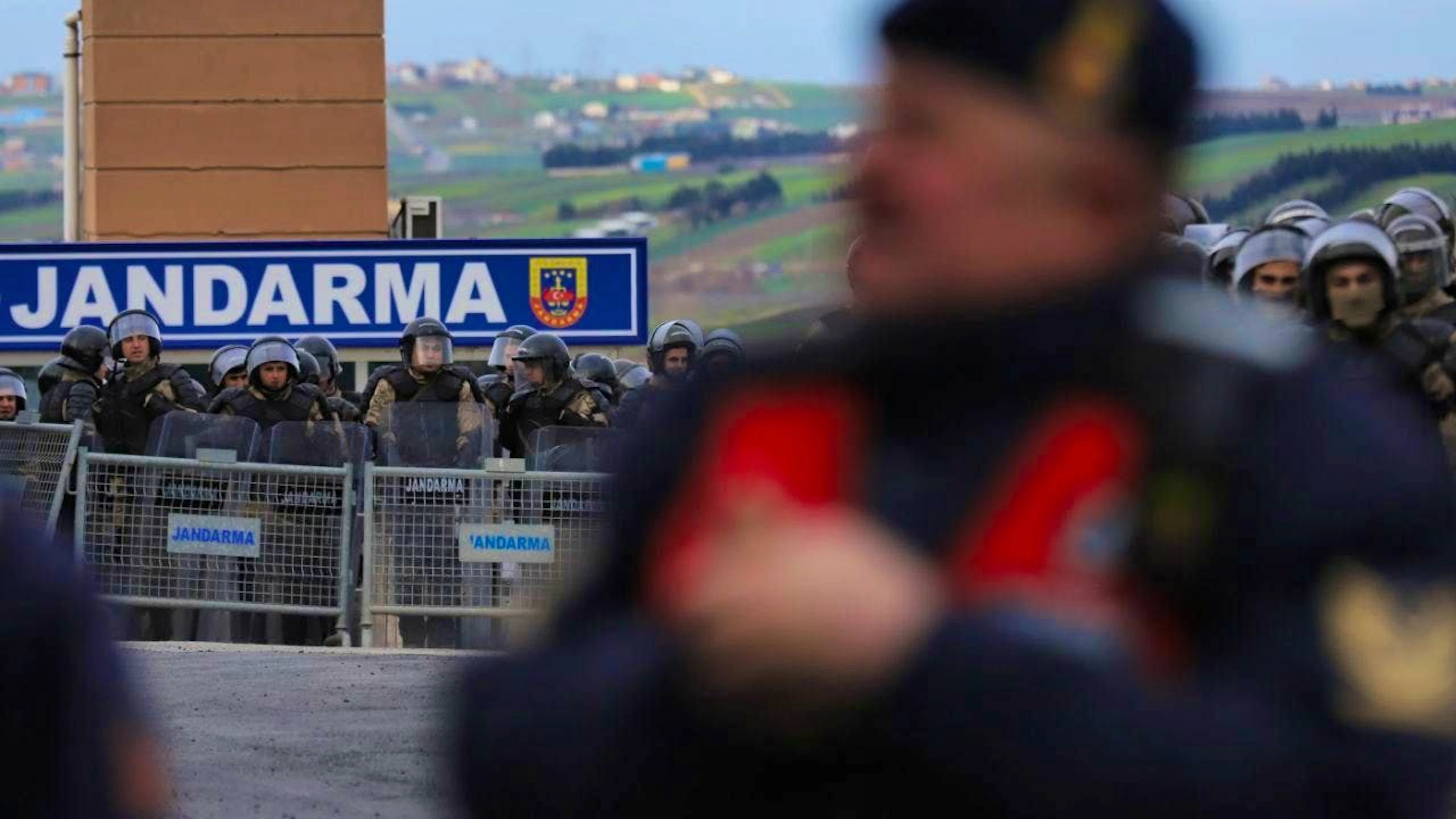 ARCHIVE – Turkish security forces stand guard outside Silivri Prison, where the jailed mayor of Istanbul, Ekrem Imamoglu, is on trial. Photo: Dilara Acikgoz/AP/dpa