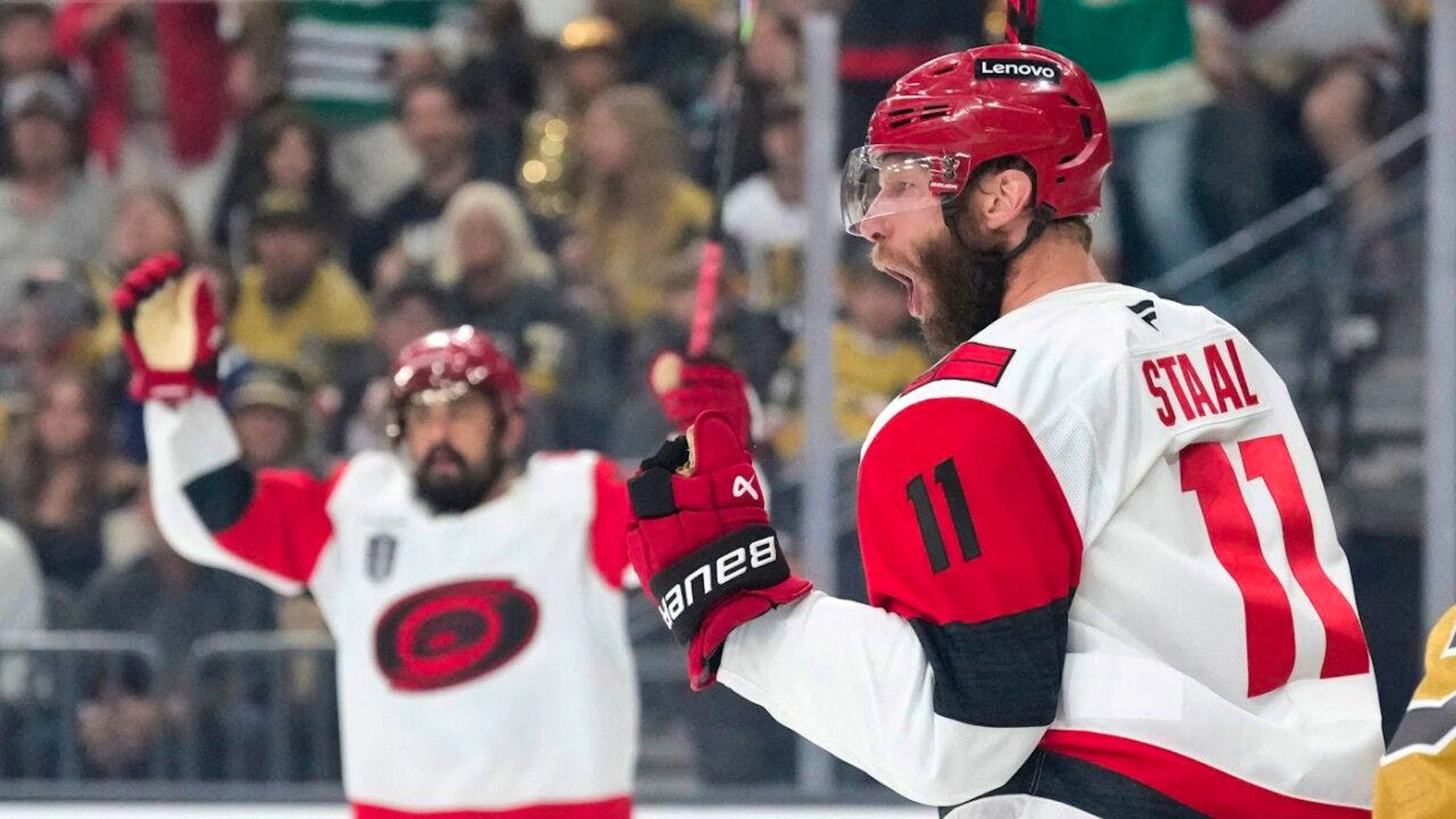 Doppel-Torschütze Jordan Staal (Nummer 11) schreit die Freude heraus