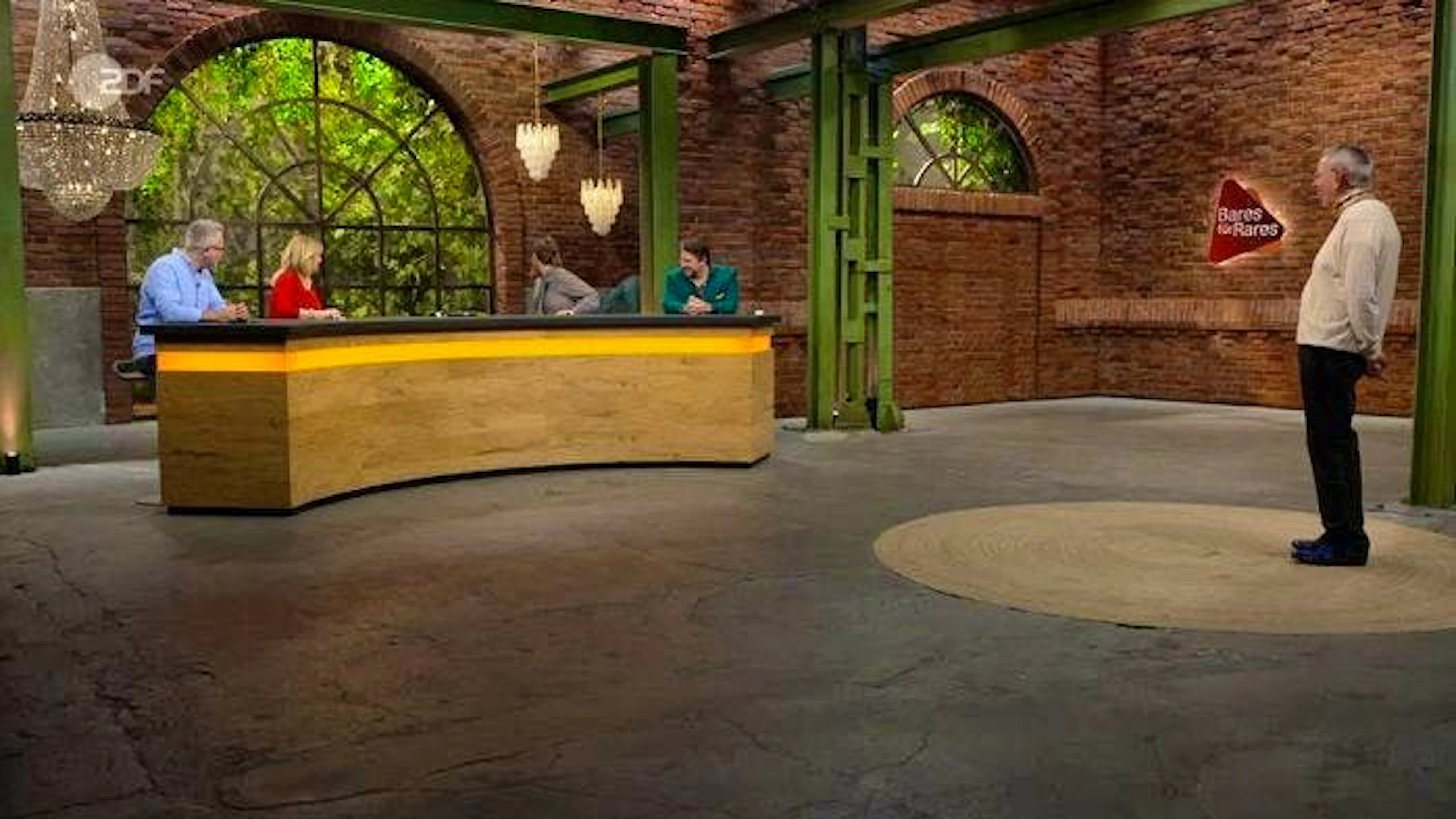 Completely dazzled by the beauty of the stone, “Bares für Rares” dealer Wolfgang Pauritsch didn’t hesitate for a moment. He snatched up the piece of jewelry and ran out of the dealer’s room...