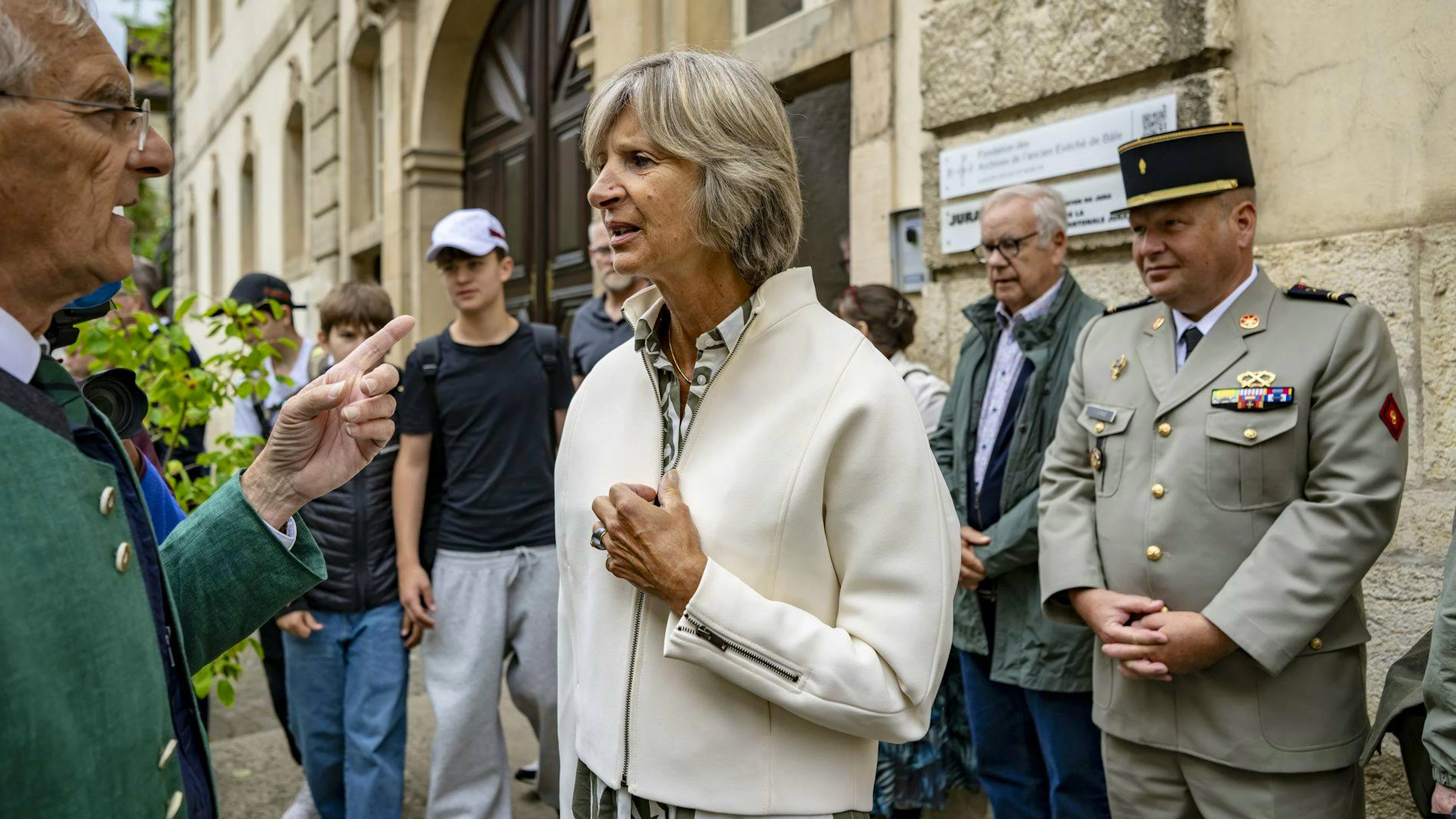 La Ville de Porrentruy accueille Madame Anne de Laroullière, petite-fille du General de Gaulle, pour une journée mémorielle consacrée aux origines bruntrutaines du General français. 