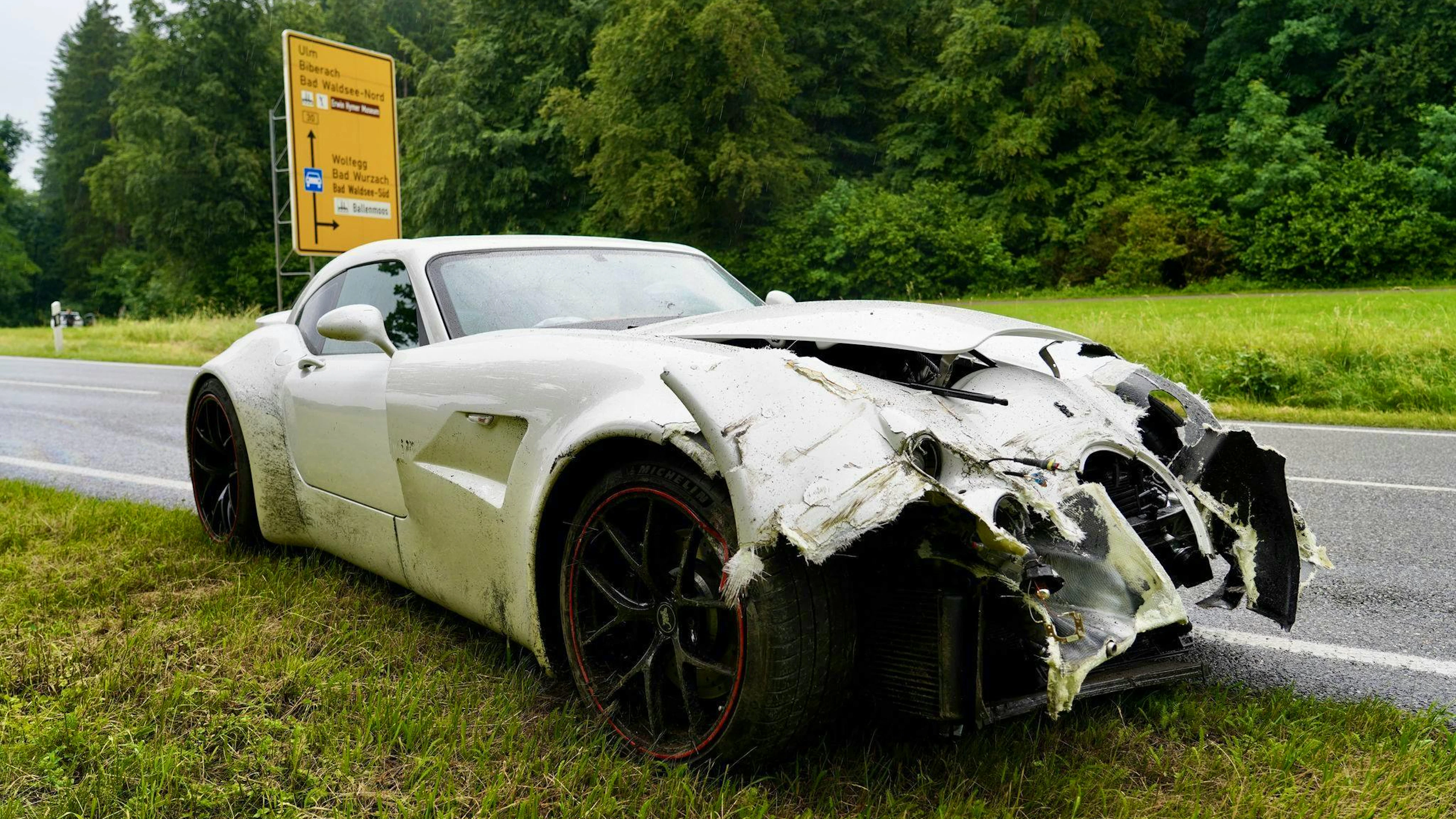 Teurer Unfall: Auf regennasser Strasse prallt der Luxuswagen gegen die Leitplanke.
