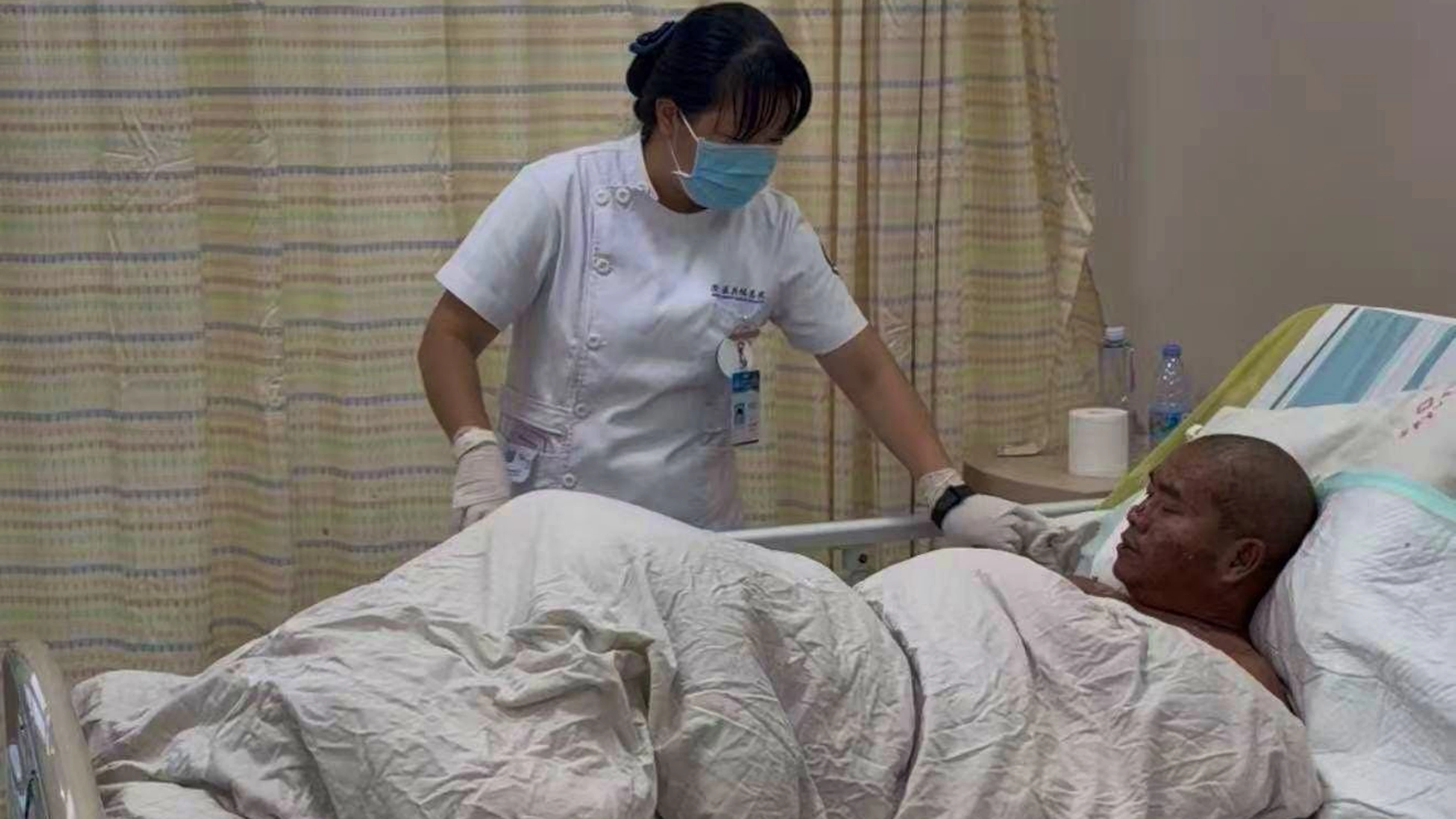 Qin Jianping nach seiner Rettung im Spital.