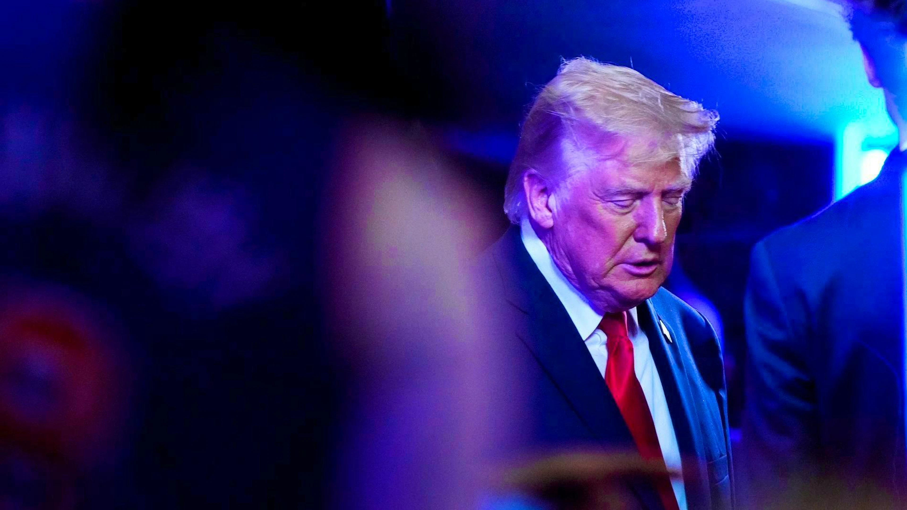 Il presidente degli Stati Uniti Donald Trump viene fischiato senza pietà durante la partita dell'NBA nella sua città natale, New York, lunedì.