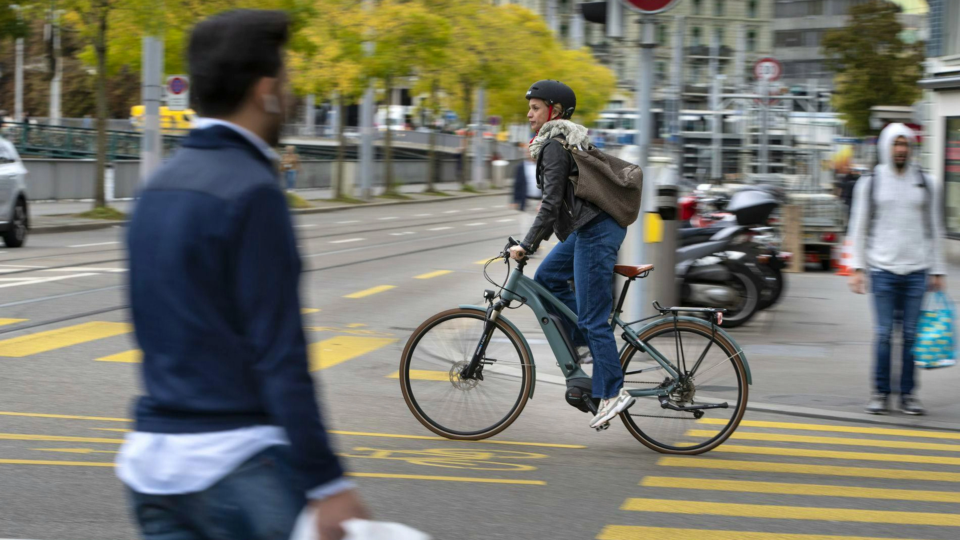 Mehr Menschen, weniger Platz und steigende Anspannung: Konflikte zwischen Velofahrenden und Fussgängern nehmen zu.