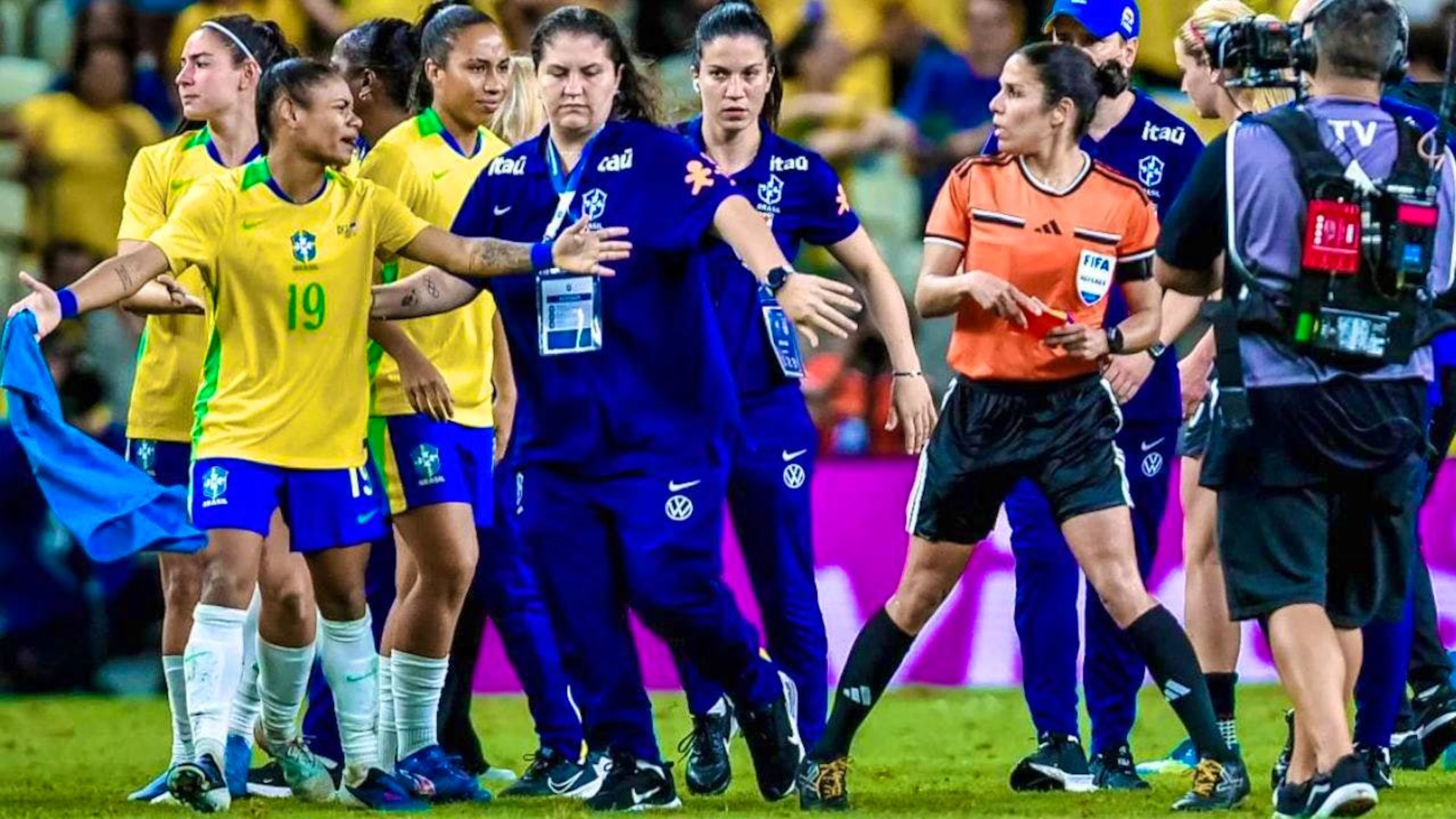 The Brazilians are obviously not happy with referee Cebollada.