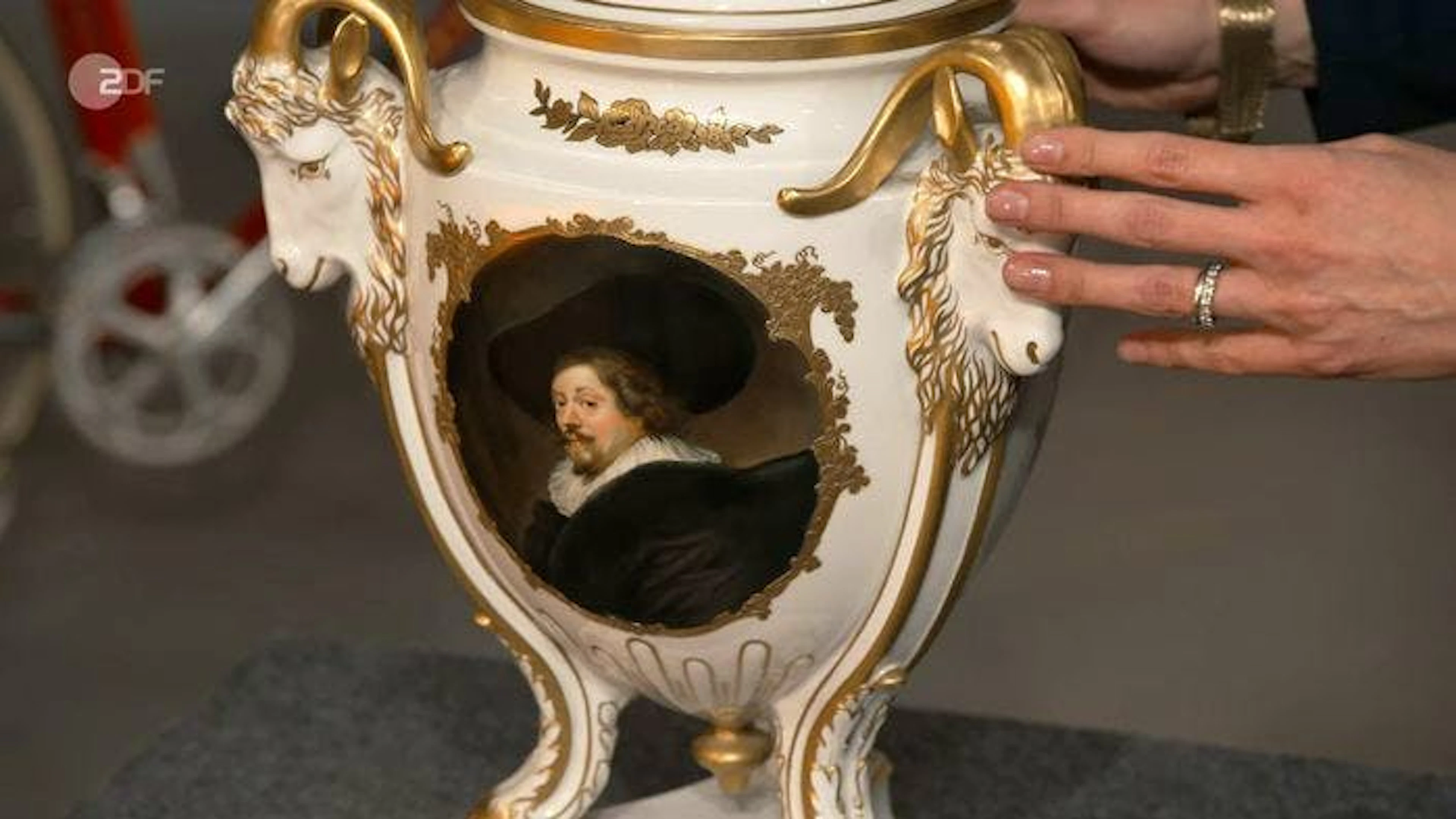 Eine eckelvase von Rosenthal aus dem Jahr 1910 kam auch unter den Hammer.
