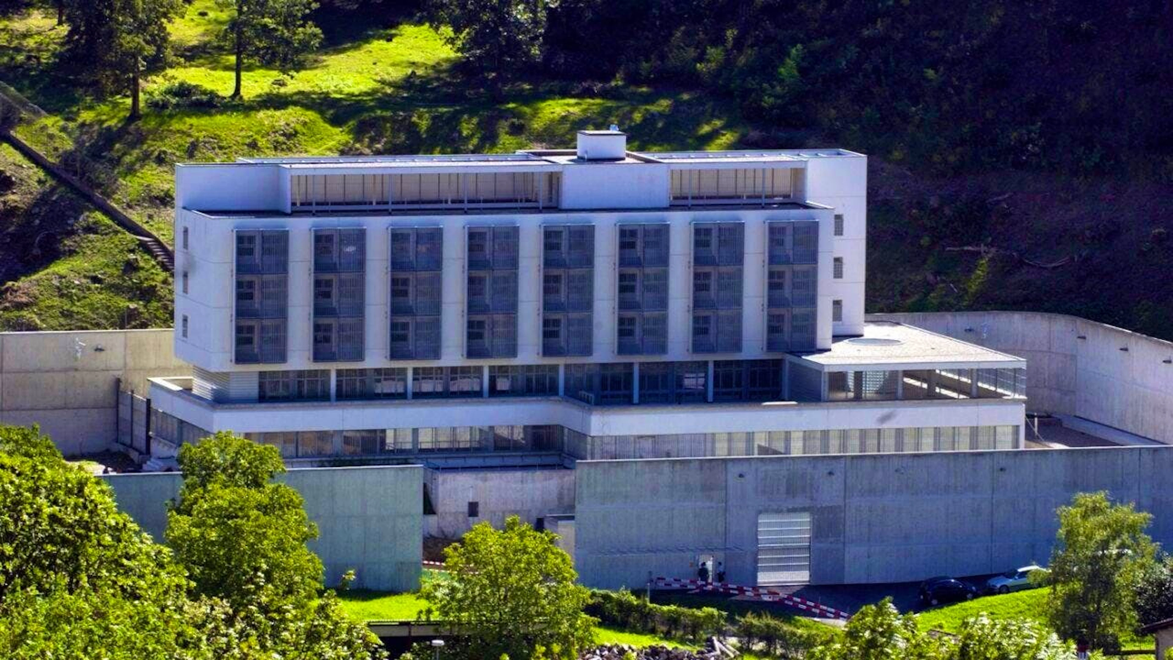 According to their defense lawyers, the seven defendants being held in La Farera remand prison near Lugano (pictured) have nothing to do with the Pink Panthers. (archive picture)