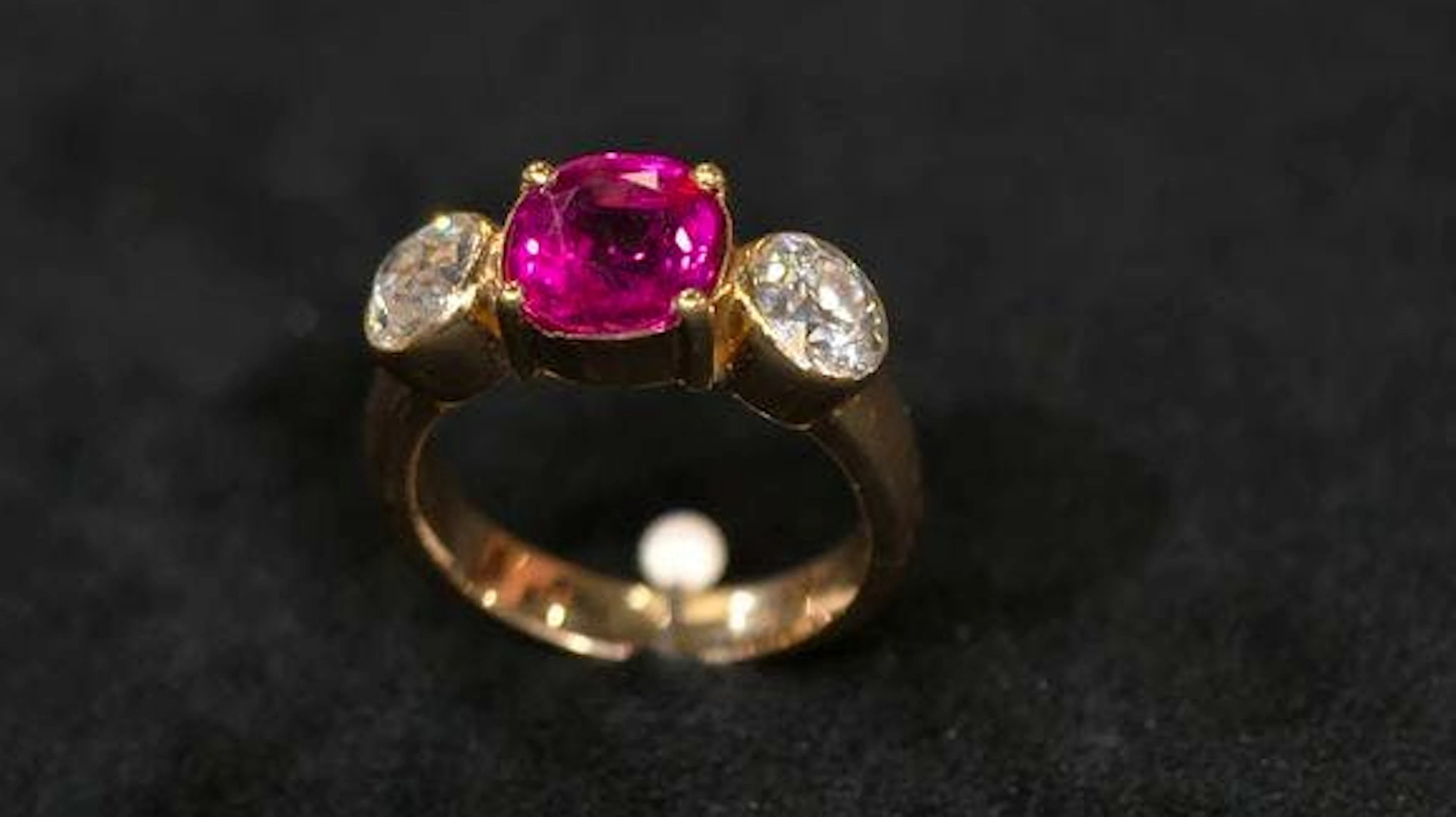 Um diesen Ring kämpften die Händler bei der Kult-Trödelshow.