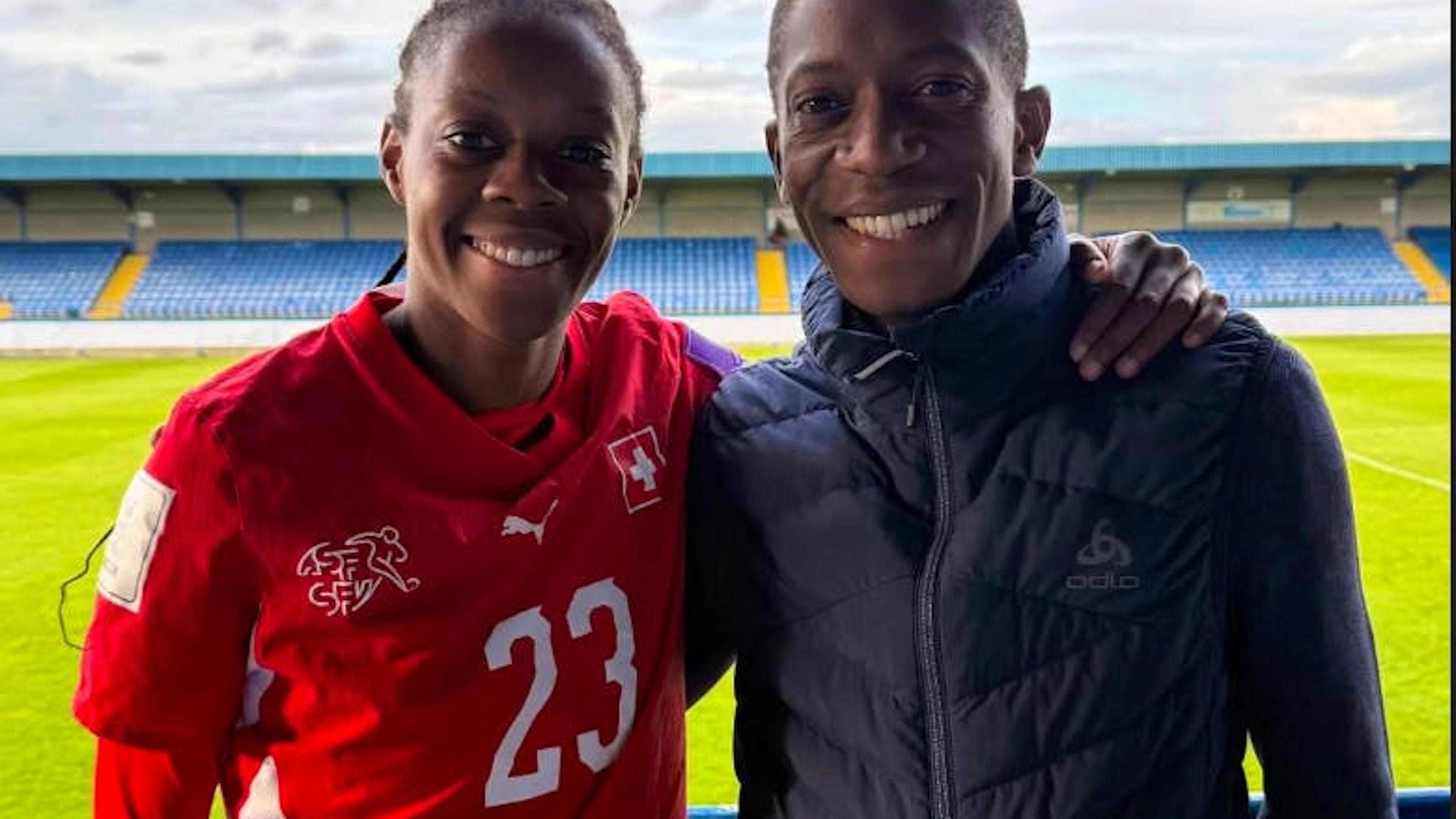 Nati-Spielerin Lydia Andrade mit ihrem Bruder Wilson nach dem Spiel gegen Nordirland.