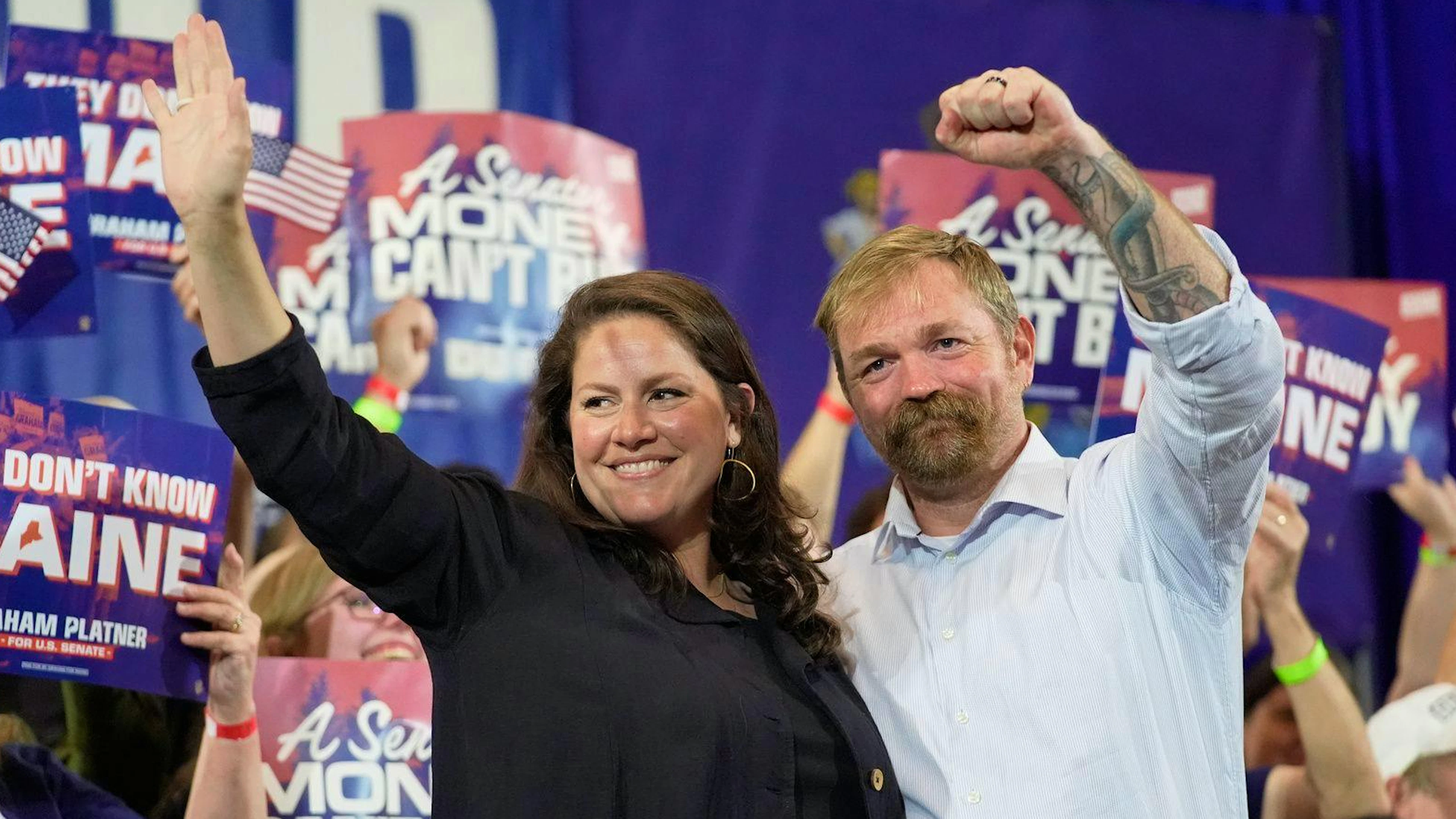 Graham Platner und seine Frau Amy Gertner feiern am 9. Juni in Blue Hill, Maine, den Sieg bei den Vorwahlen der Demokraten.