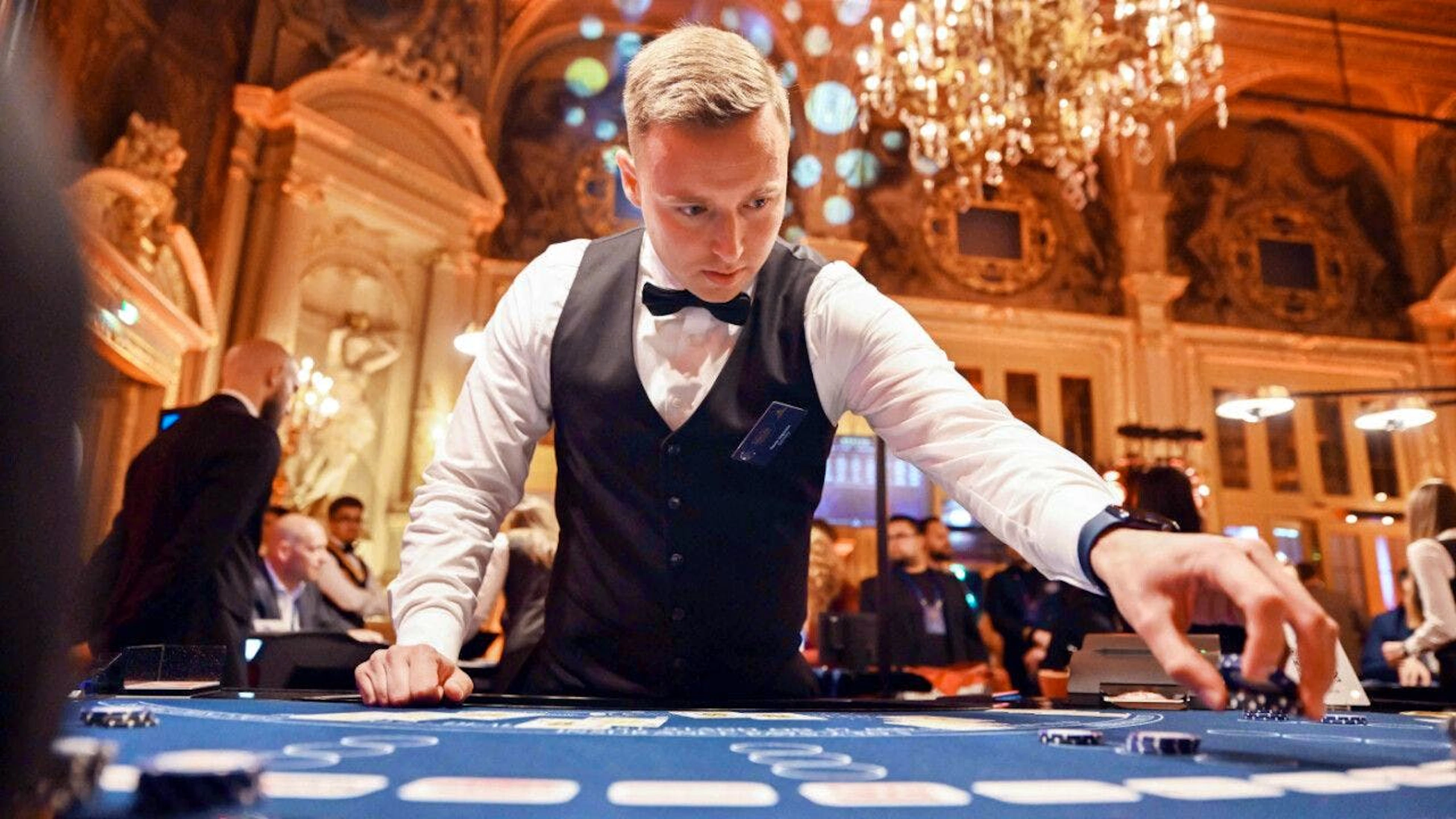 PRODUKTION – Temin Joguncic im Casino Baden-Baden. Foto: Uli Deck/dpa