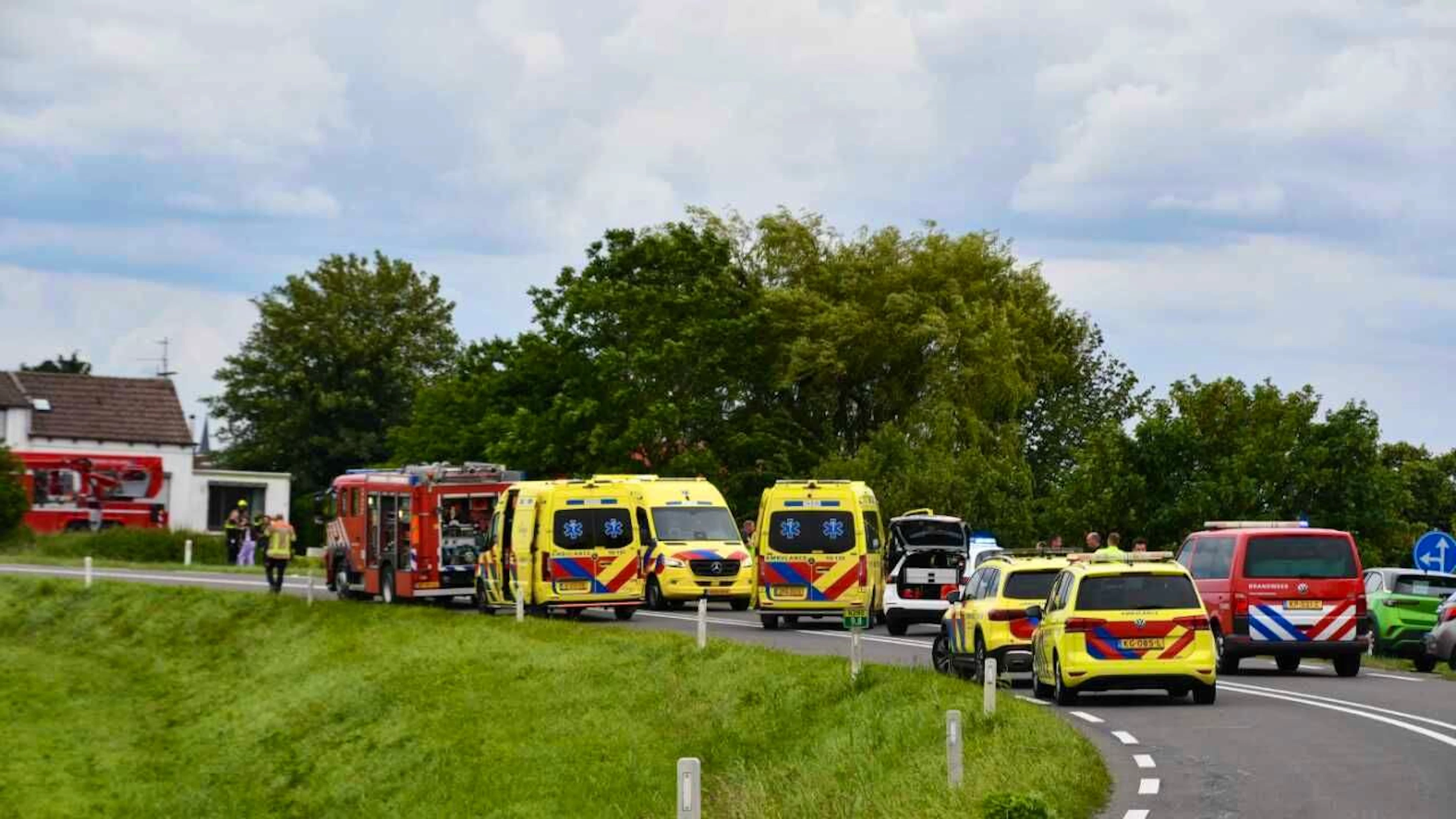 Rettungskräfte sind am Unfallort auf der N290 im Einsatz. In den Niederlanden ist ein Auto in eine Schülergruppe auf Fahrrädern geschleudert. Foto: ---/PROVICOM/ANP/dpa