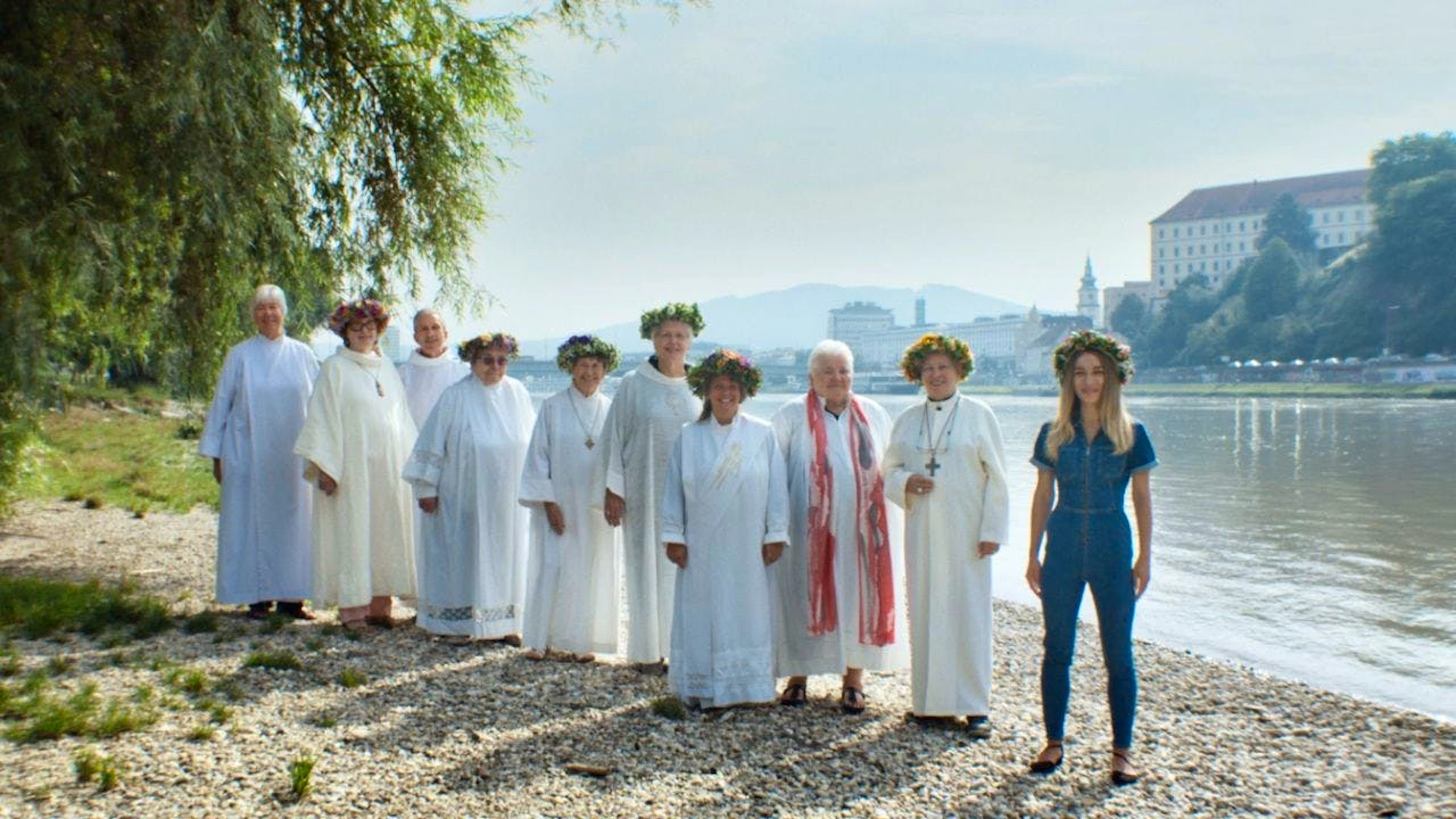 Auf ihrer Recherche-Reise trifft die Aktivistin Inna Shevchenko im Film «Girls & Gods» auf Frauen, die entweder gegen Religion kämpfen oder sie verteidigen.