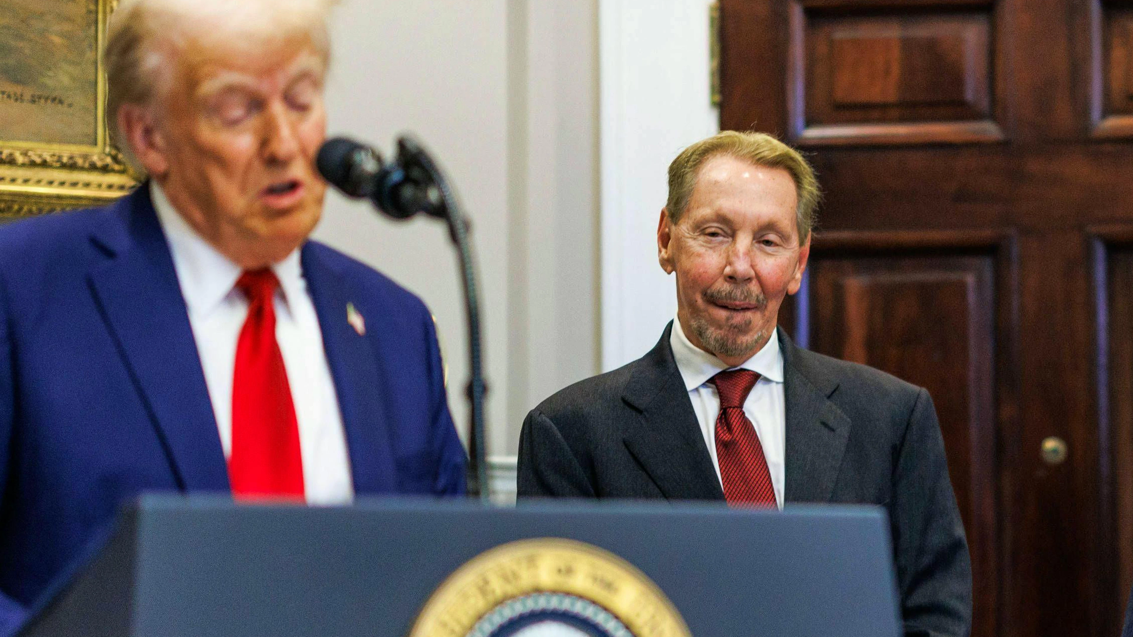 Larry Ellison (r.) mischt zusammen mit Sohn David und ihrer Firma <em>Paramount Skydance</em> die US-Medienlandschaft auf: Sie stehen US-Präsident Donald Trump (l.) nahe, der sich immer wieder über Sender wie CBS News oder CNN beschwert.
