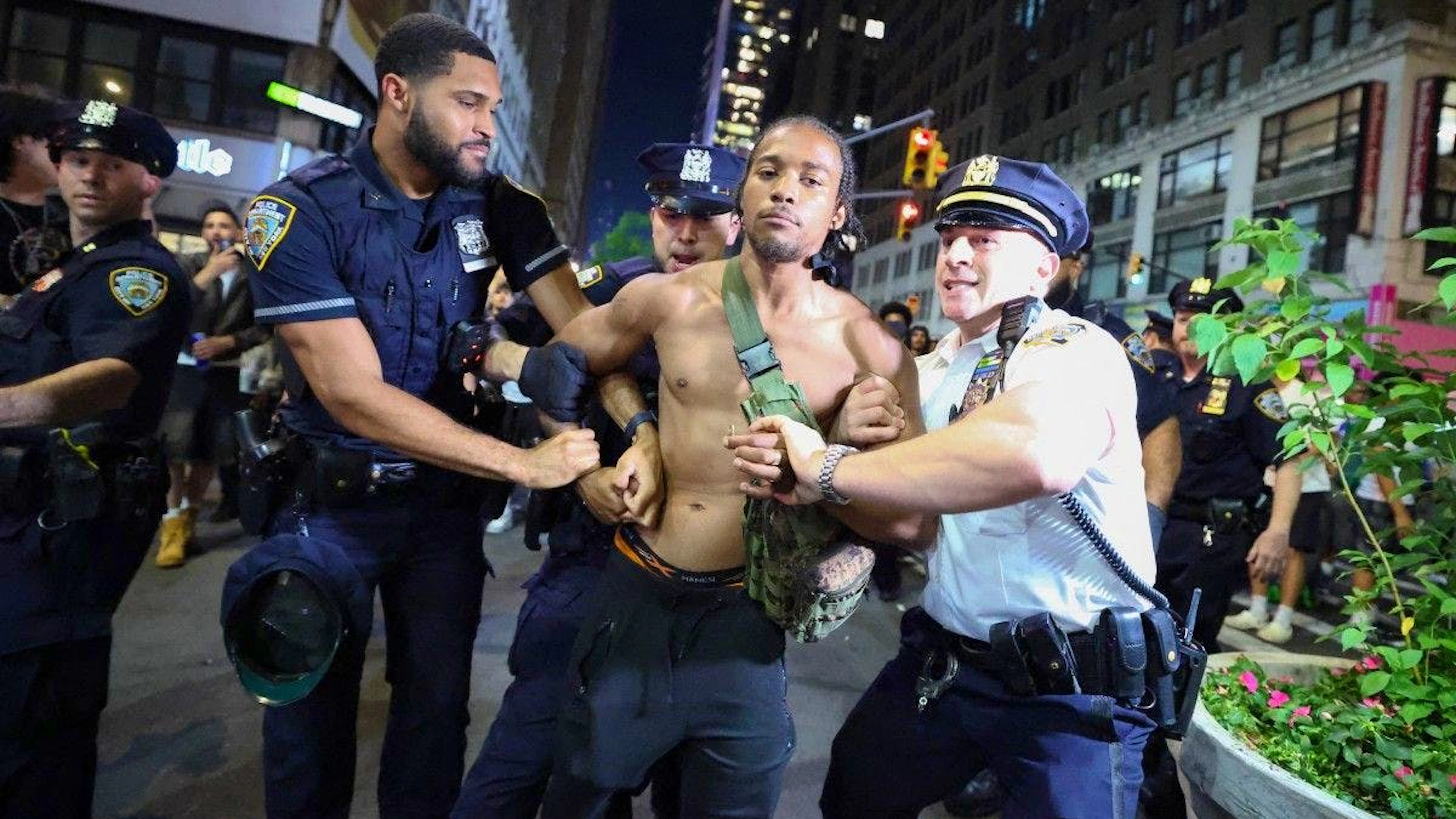 Des agents de la police de New York interpellent un homme à la suite d'affrontements devant le Madison Square Garden.