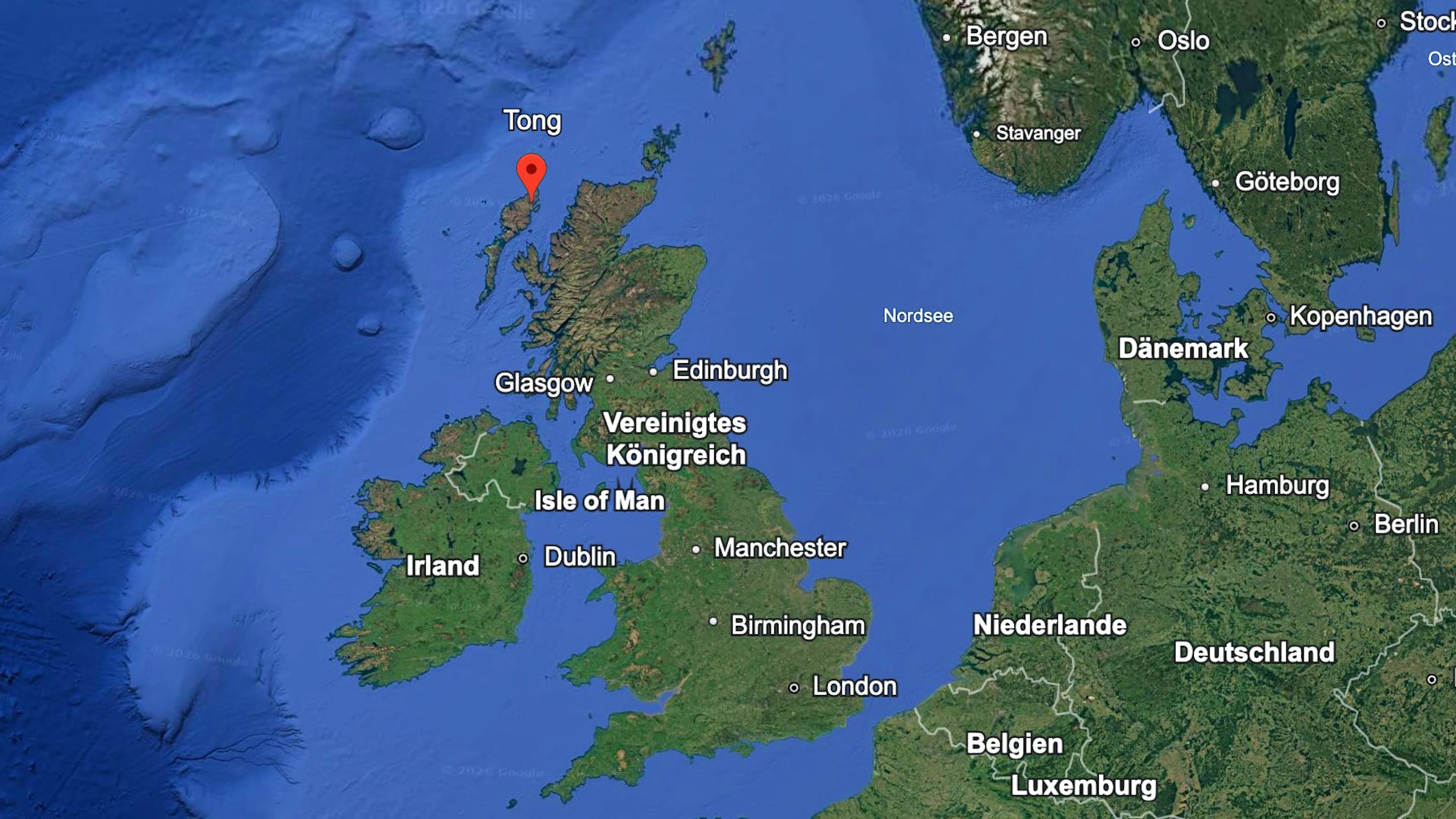 ... im Ort Tong auf der Insel Lewis. Ihr Vater war Bauer und Fischer, ihre Vorfahren kommen allesamt aus der Gegend und tragen – wenn sie nicht zum Clan der MacLeods gehören – Namen wie MacAulay und Smith.