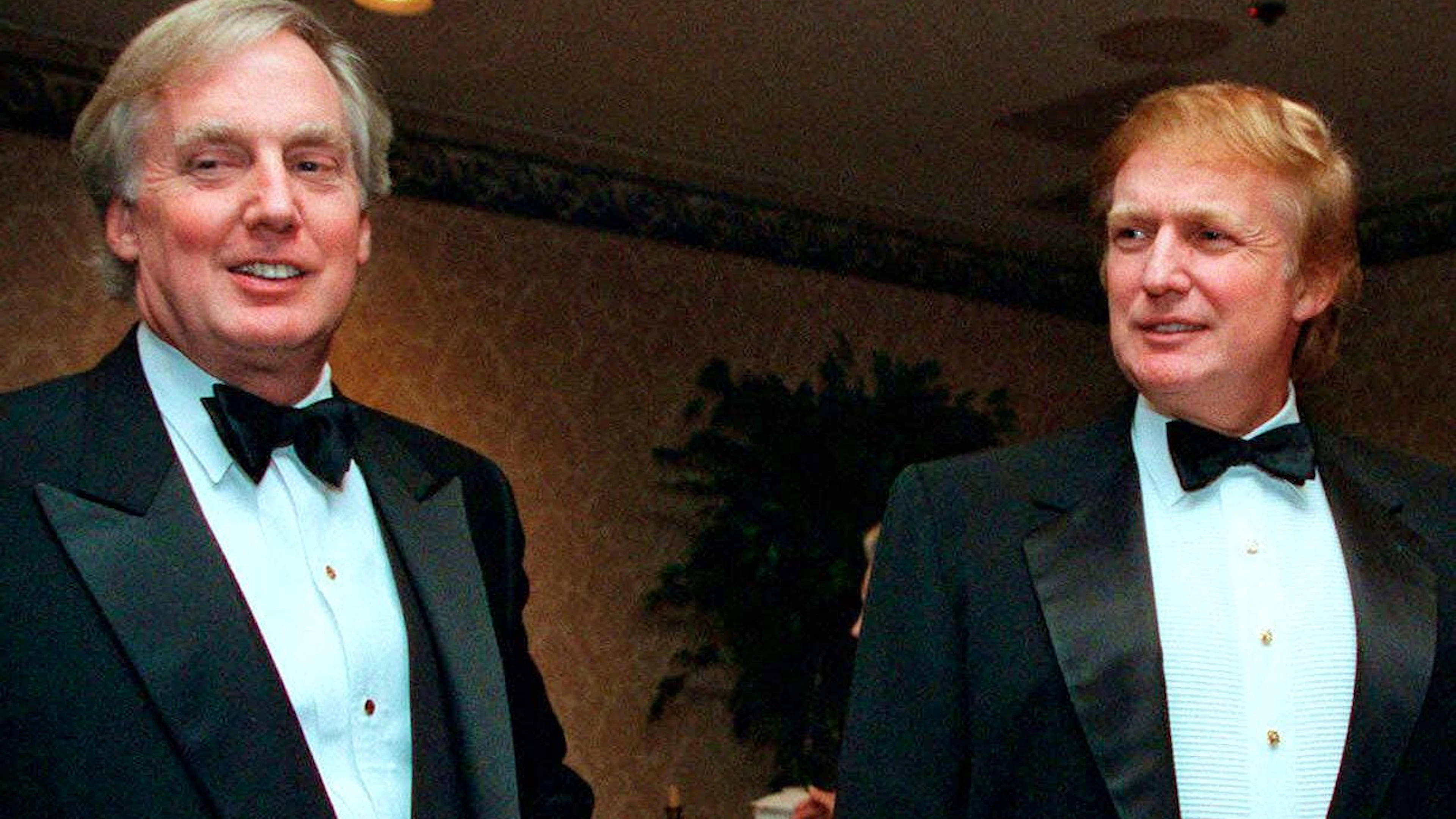 Donald Trumps jüngerer Bruder Robert (links) kommt zwei Jahre nach ihm zur Welt. Er hat ebenfalls in der Immobilienbranche gearbeitet, war Präsident der Trump Organization und Unterstützer, doch er starb im August 2020 an einer Krankheit. Das Foto zeigt die beiden 1999.