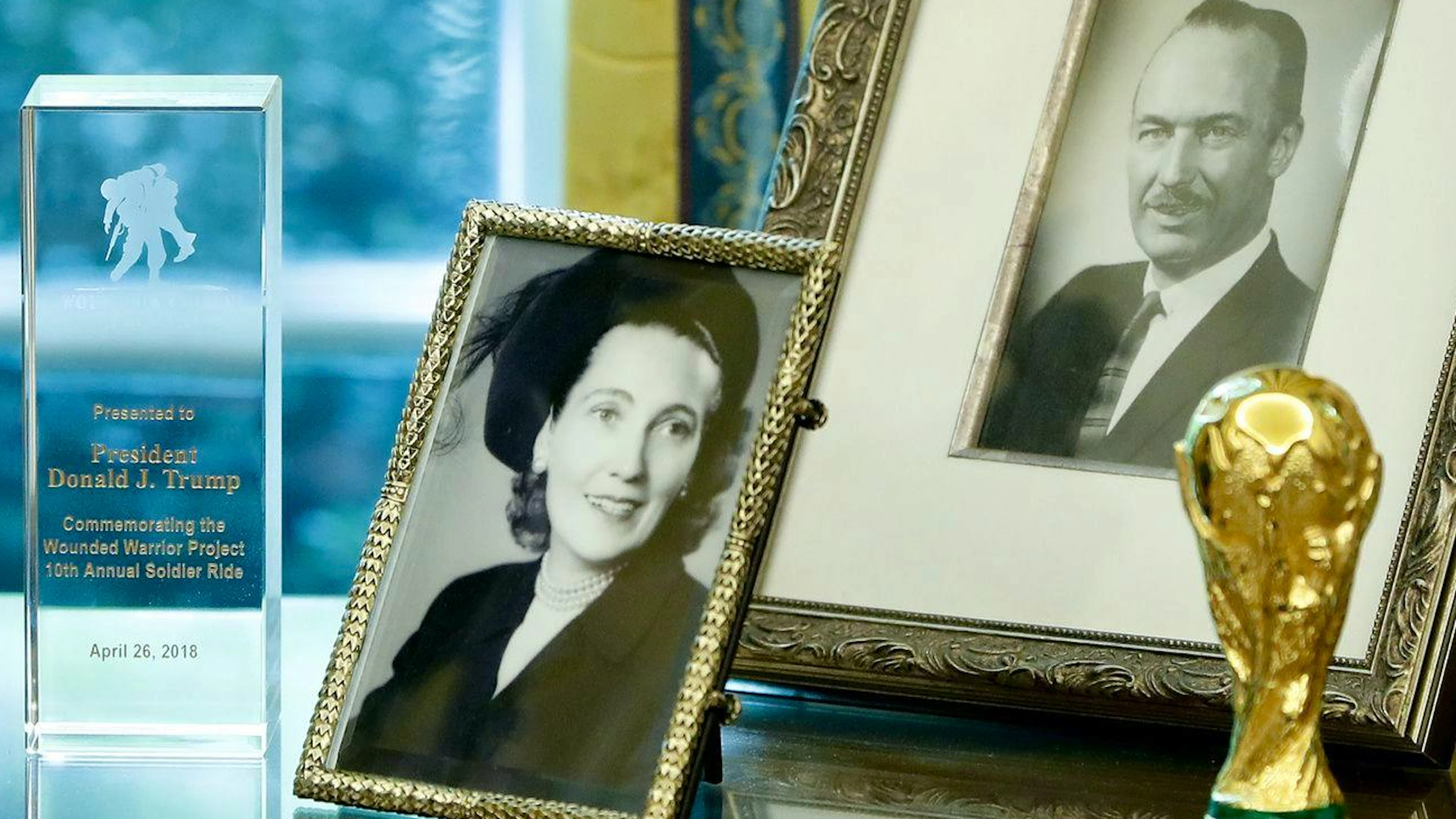 Mitte der 30er Jahre lernt Mary Anne Fred Trump kennen und die beiden heiraten am 11. Januar 1936. 1940 kann sie es sich dann selbst leisten, eine Haushaltshilfe anzustellen. Im Bild: die Portraits von Trumps Eltern 2018 im Weissen Haus.