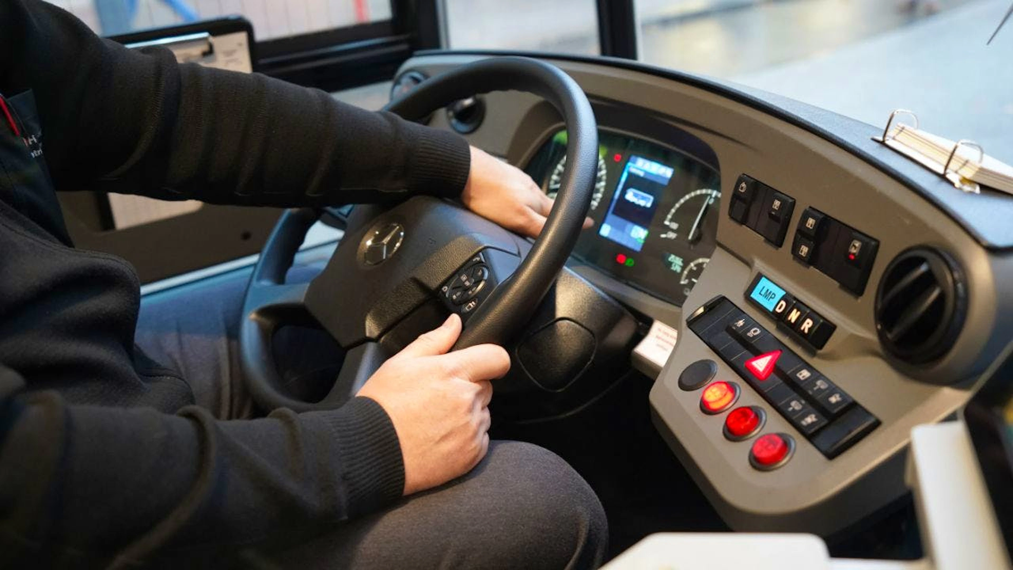 Tra i fattori di pressione in aumento per il personale degli autobus figurano, tra gli altri, anche le misure di risparmio, la carenza di personale e una cattiva pianificazione, come evidenzia uno studio.
