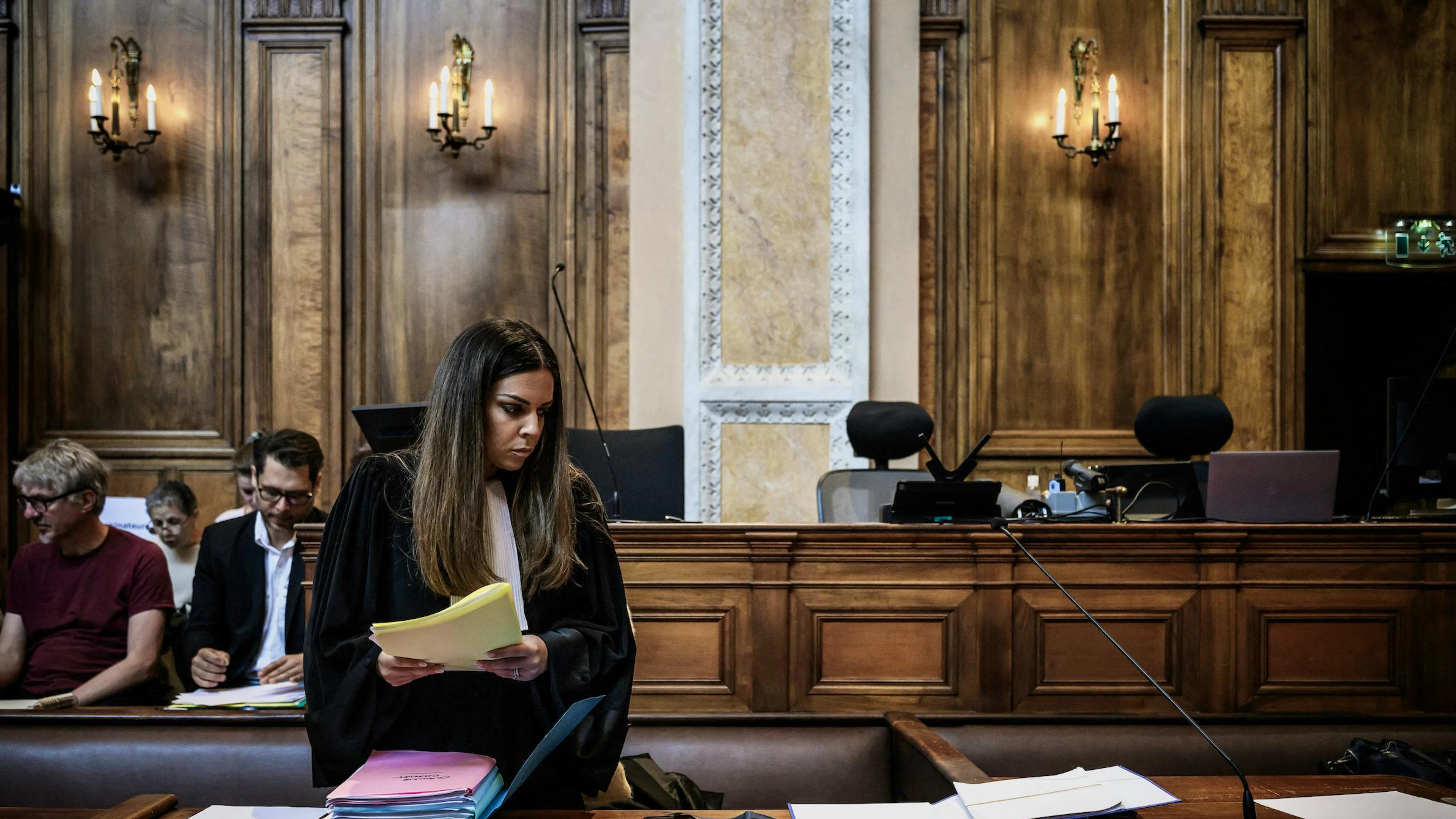 L'avocate de la plaignante, Julia Studient, avant l'ouverture du procès à Lyon. L'homme jugé est accusé d'avoir drogué et violé sa compagne alors qu'elle était inconsciente, tout en filmant et diffusant les faits.