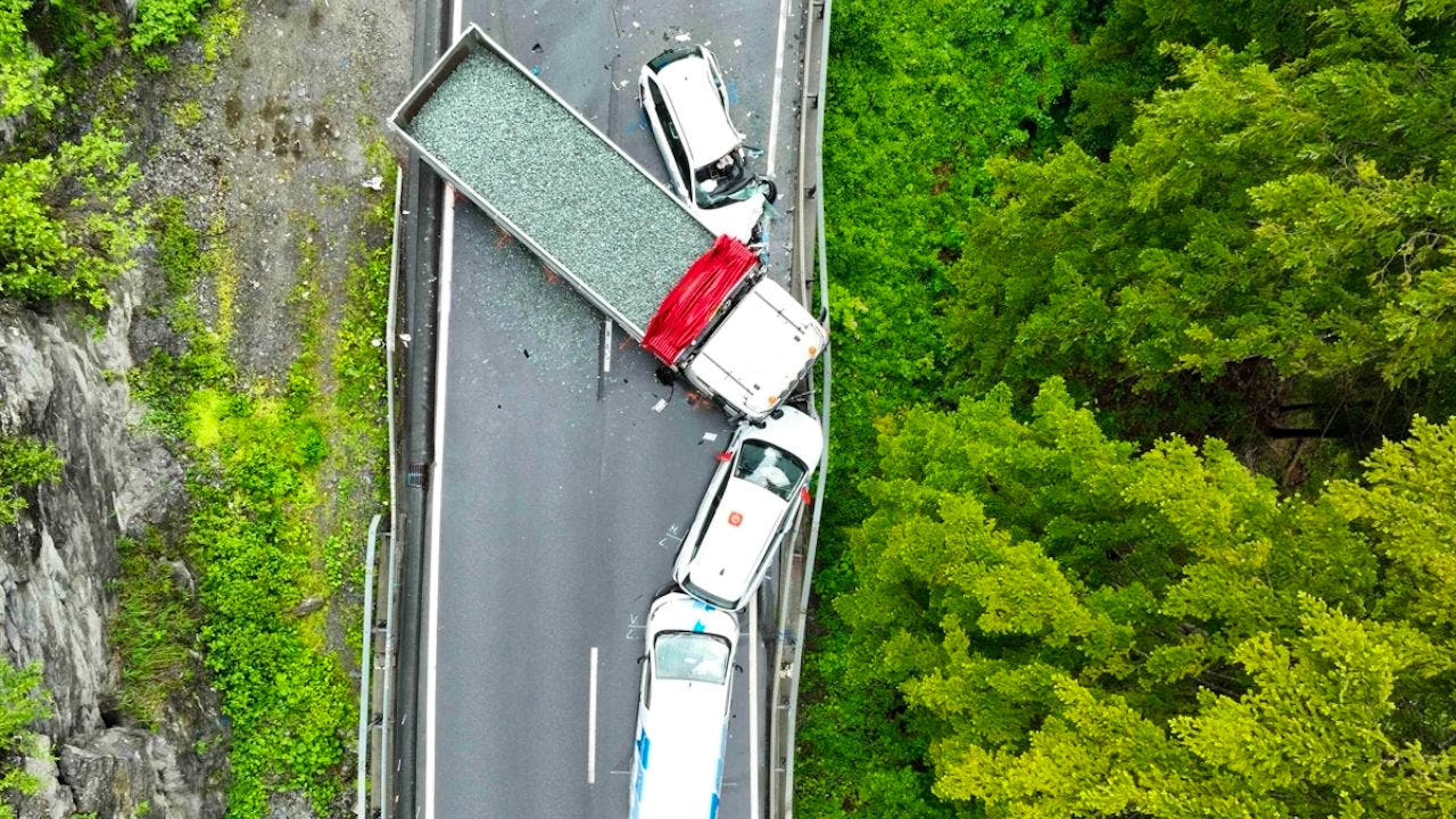 L'incidente avvenuto ieri sulla Schynstrasse in località Sils im Domleschg visto dall'alto. Quattro persone sono rimaste ferite e la strada è stata bloccata per cinque ore.