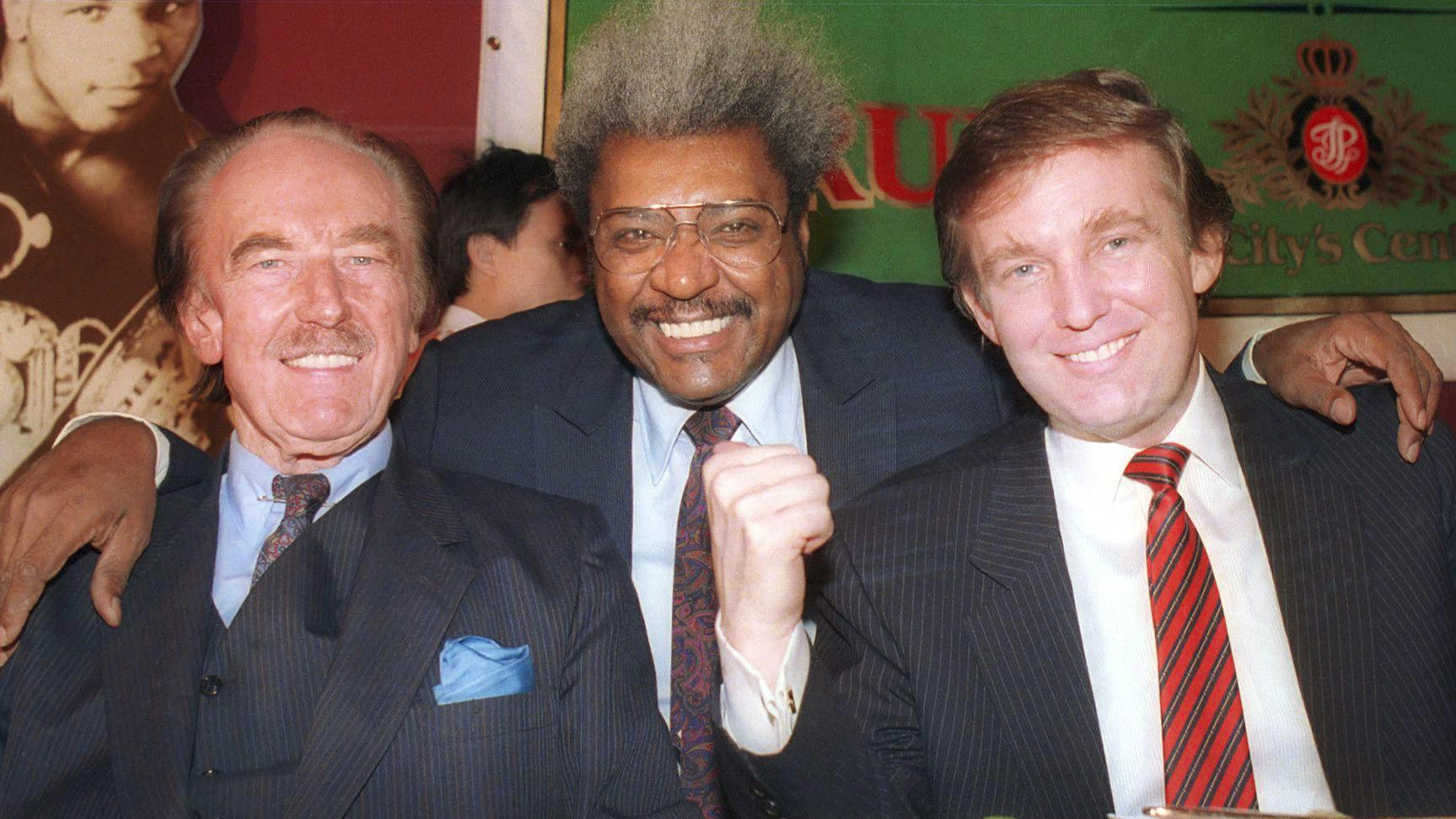 Donald Trump mit seinem Vater Fred und Box-Promoter Don King (Mitte) im Dezember 1987 in Atlantic City, New Jersey: Während die Männer Geschäfte machen, ...