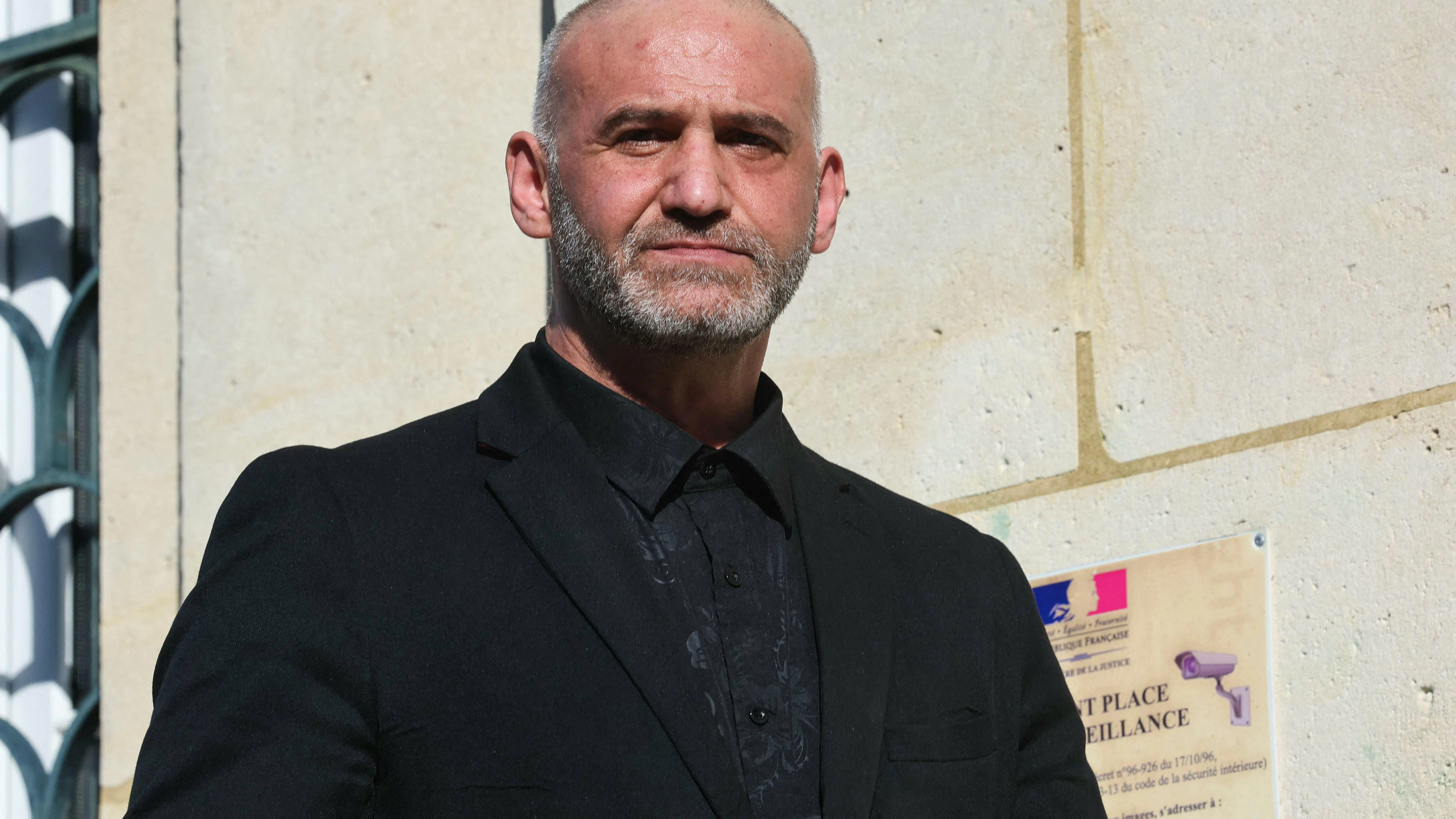 Christophe Ellul à sa sortie du tribunal de Soissons, en mars 2026. La justice a rendu son verdict dans l'affaire de la mort d'Elisa Pilarski, tuée par morsures de chien en 2019.