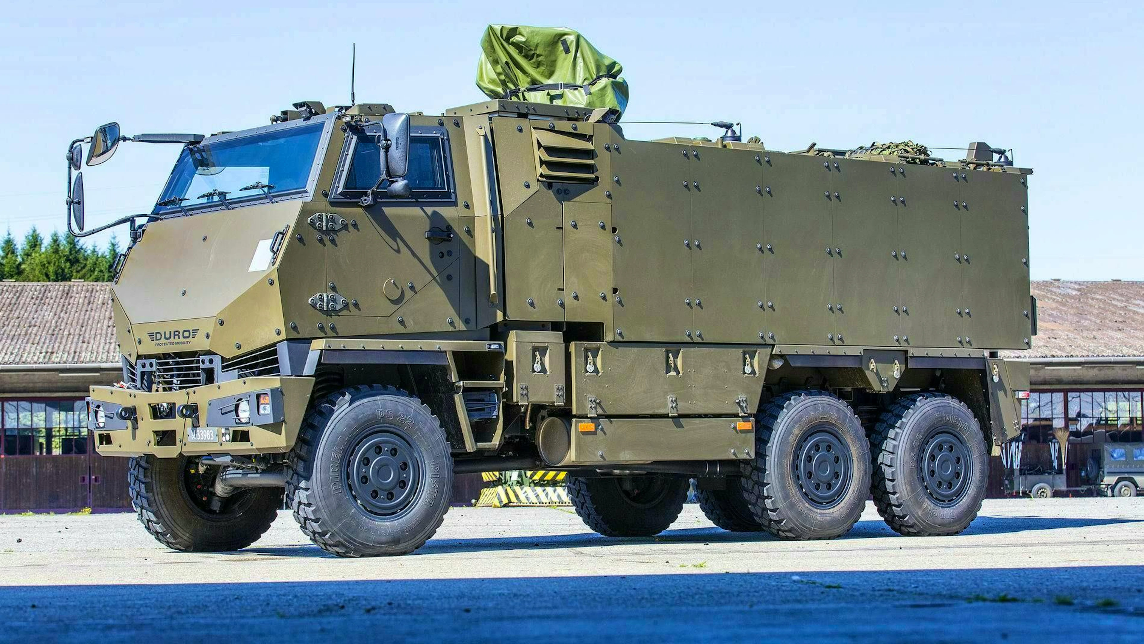 An armored personnel carrier (APC) Duro of the Swiss Army. However, the vehicle involved in the accident is a smaller version of the APC.