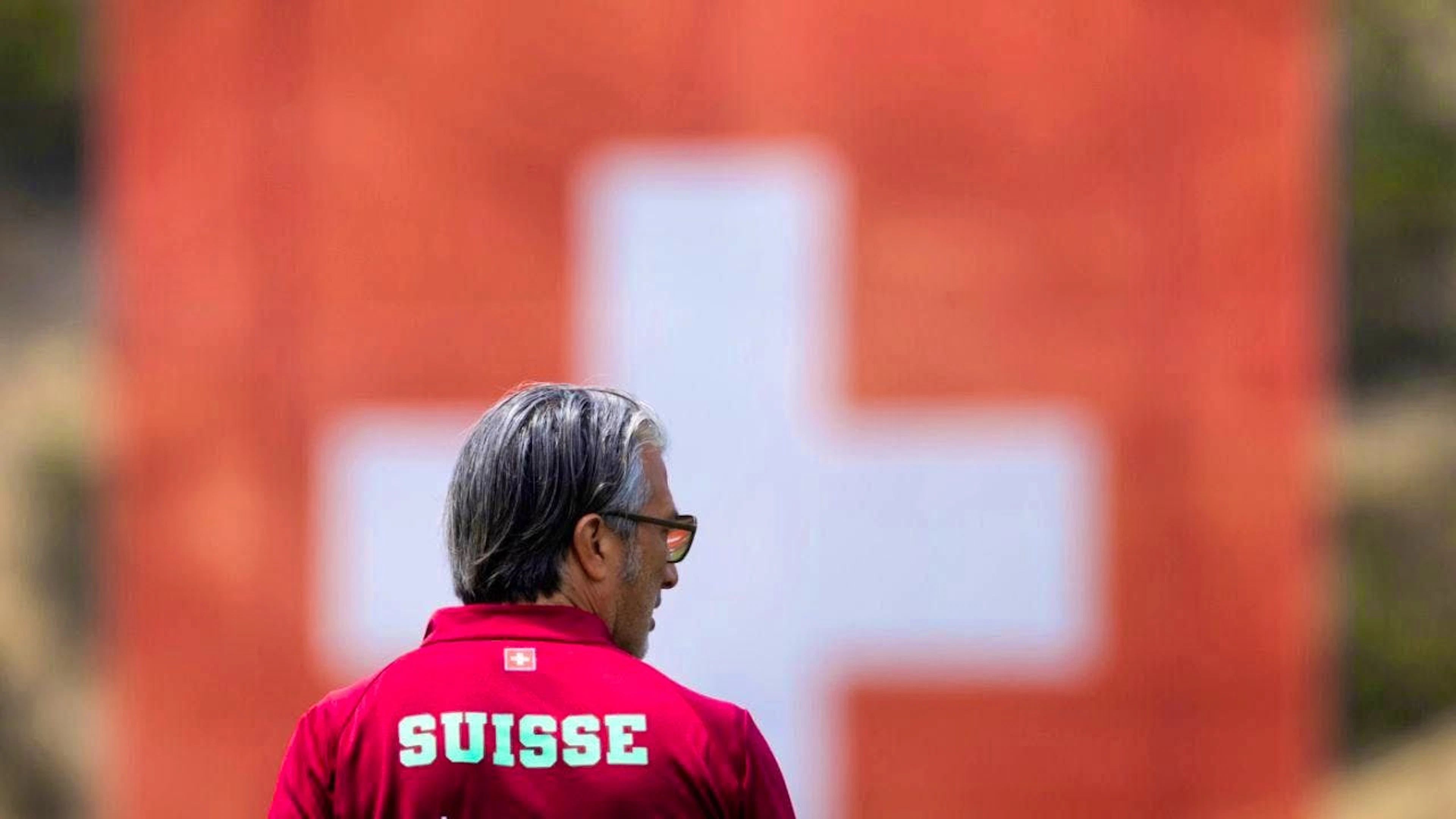 While Swiss national team coach Murat Yakin might be standing on the sidelines wearing sunglasses, it’s long past midnight in Switzerland. The time difference at the 2026 World Cup is likely to be a challenge for fans. (Stock photo)