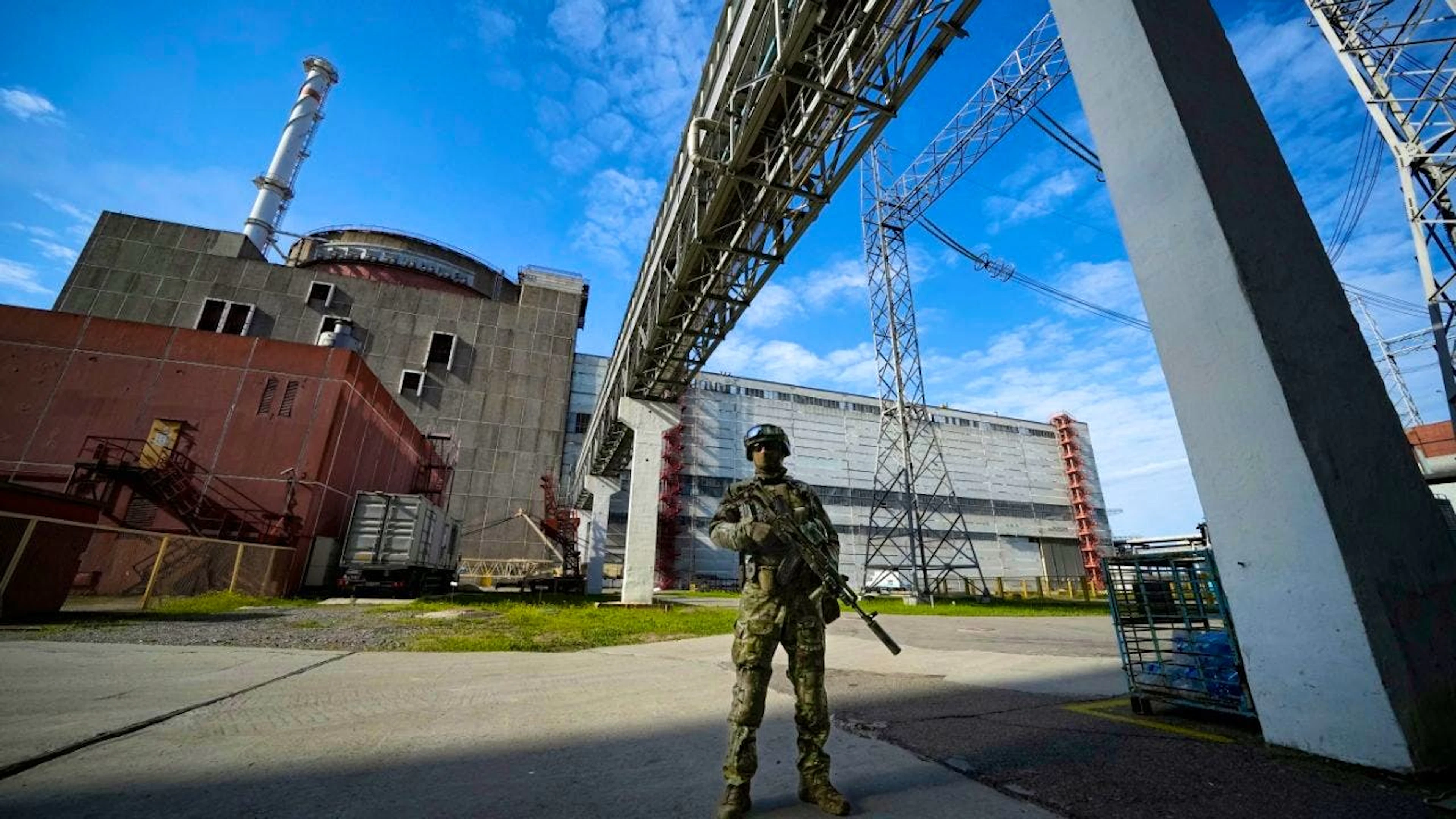 ARCHIV – Ein russischer Soldat bewacht einen Bereich des Kernkraftwerks Saporischschja. Foto: -/AP/dpa/Archivbild