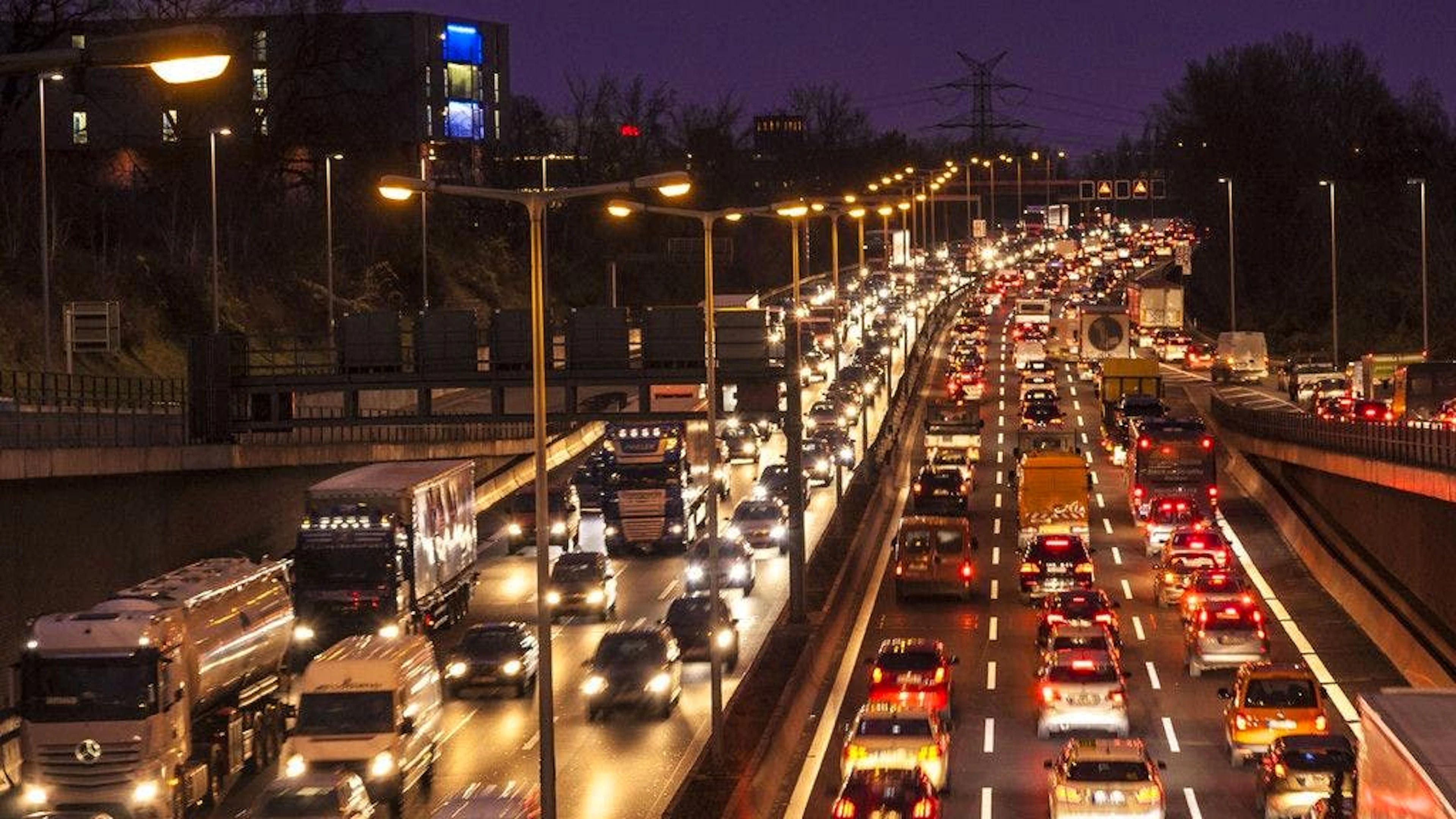 Ogni giorno milioni di persone trascorrono ore nel traffico per raggiungere il posto di lavoro.