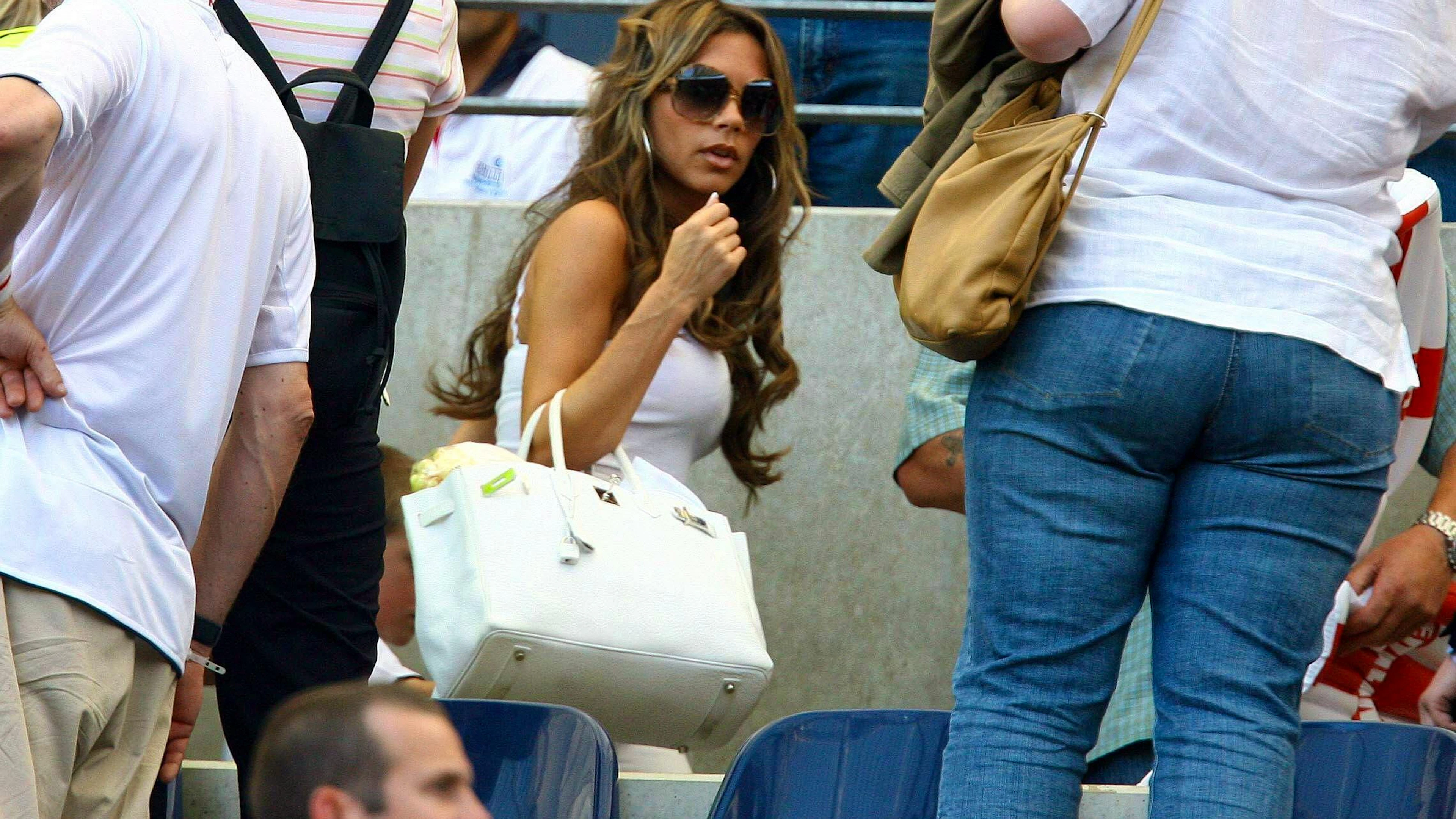 Victoria Beckham bei der WM 2006 in Deutschland: Ihr Erscheinungsbild entsprach dem damals prägenden «WAG»-Klischee, mit auffälliger Sonnenbrille und Designerhandtasche.