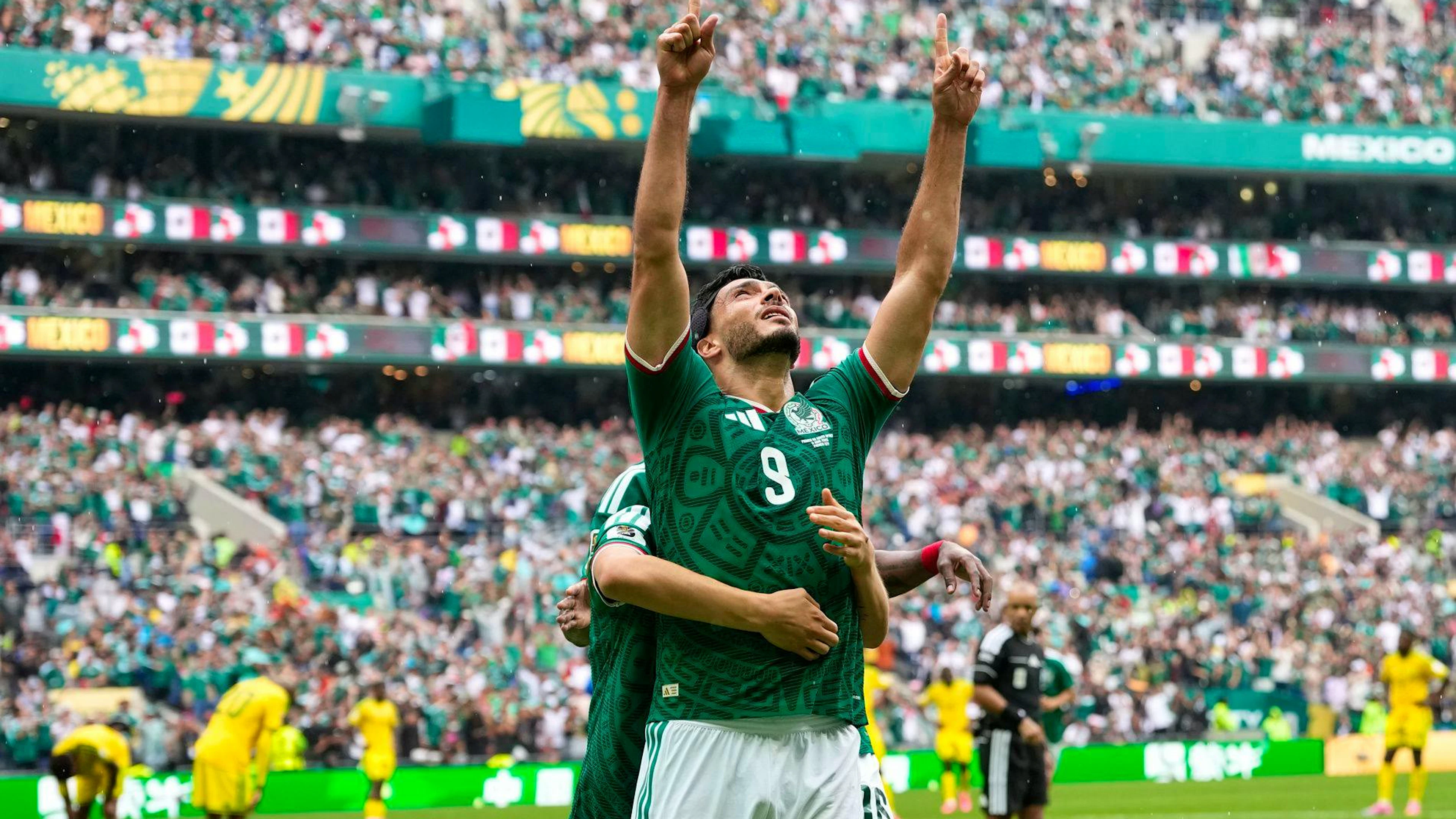 Raul Jimenez ha segnato la rete del definitivo 2-0 nella gara d'apertura fra Messico e Sudafrica.