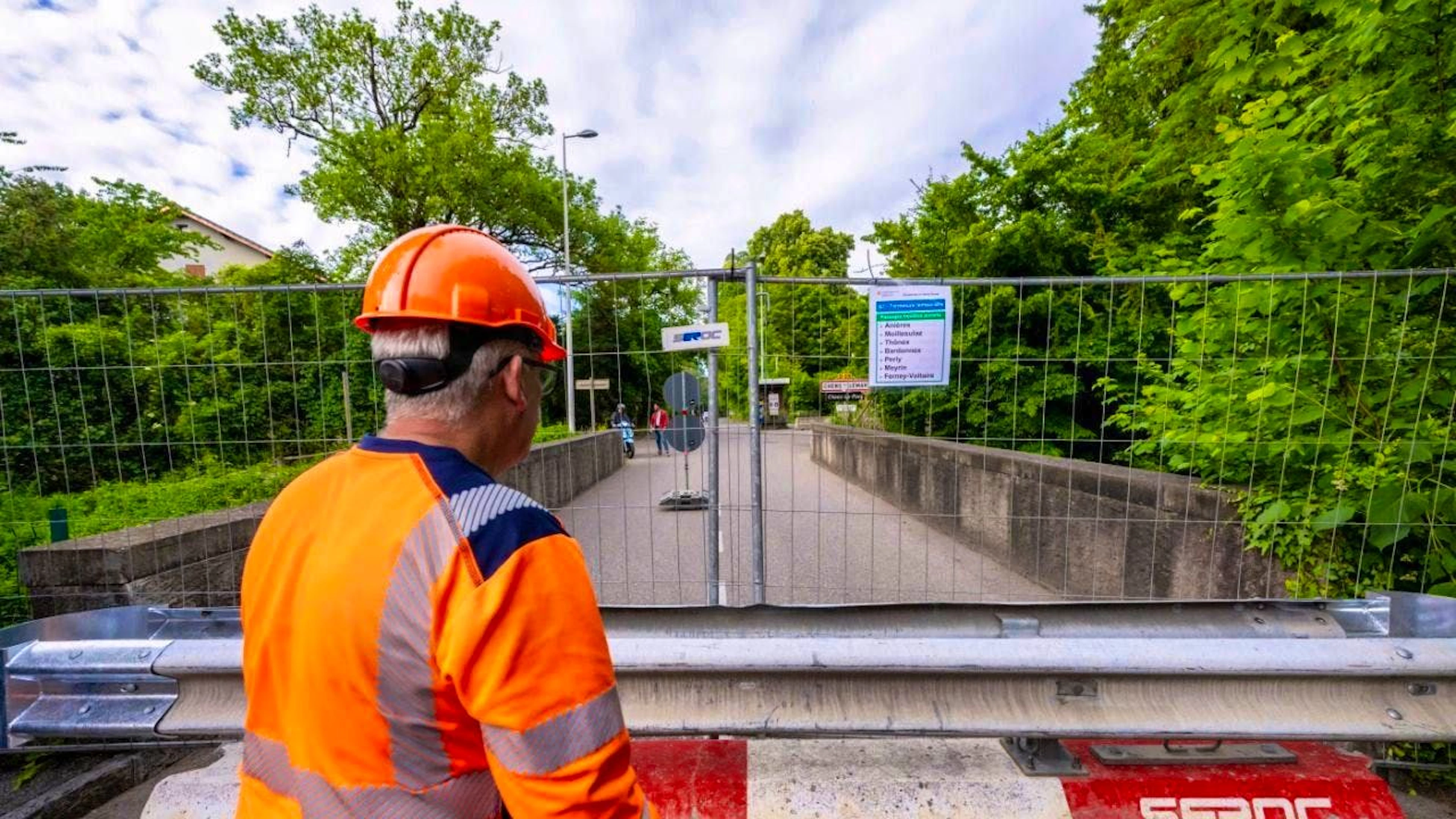 Crossing the border between the canton of Geneva and France is severely restricted ahead of the G7 summit, which takes place from Monday to Wednesday in Évian (F). Twenty-five border crossings, including the one in Hermance, were gradually closed on Thursday.