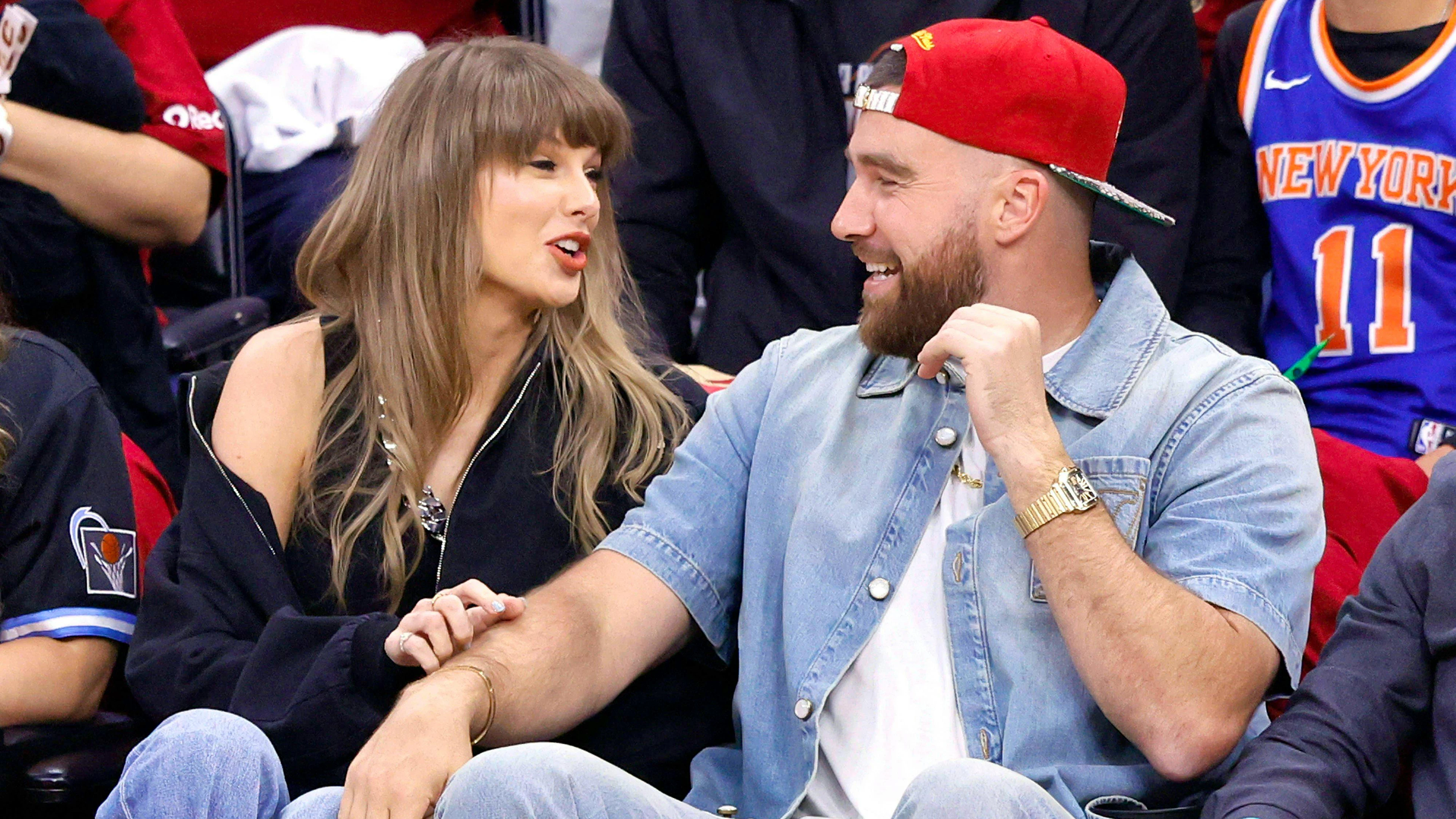 Taylor Swift and Travis Kelce an einem Basketballspiel Ende Mai 2026. Die Verlobung der beiden wurde im Agusut 2025 bekannt.