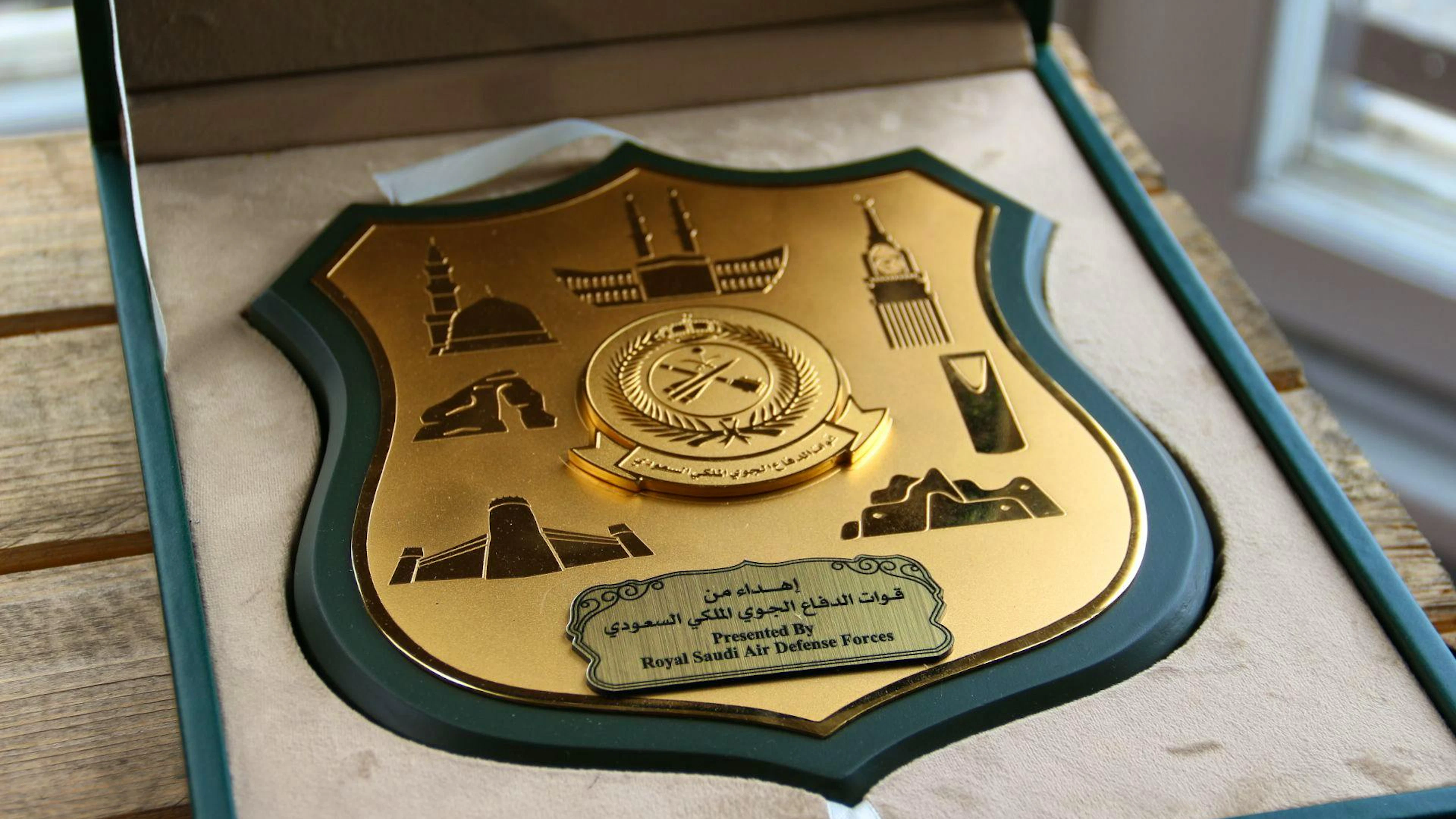 Eine Plakette der Royal Saudi Air Defense Force.